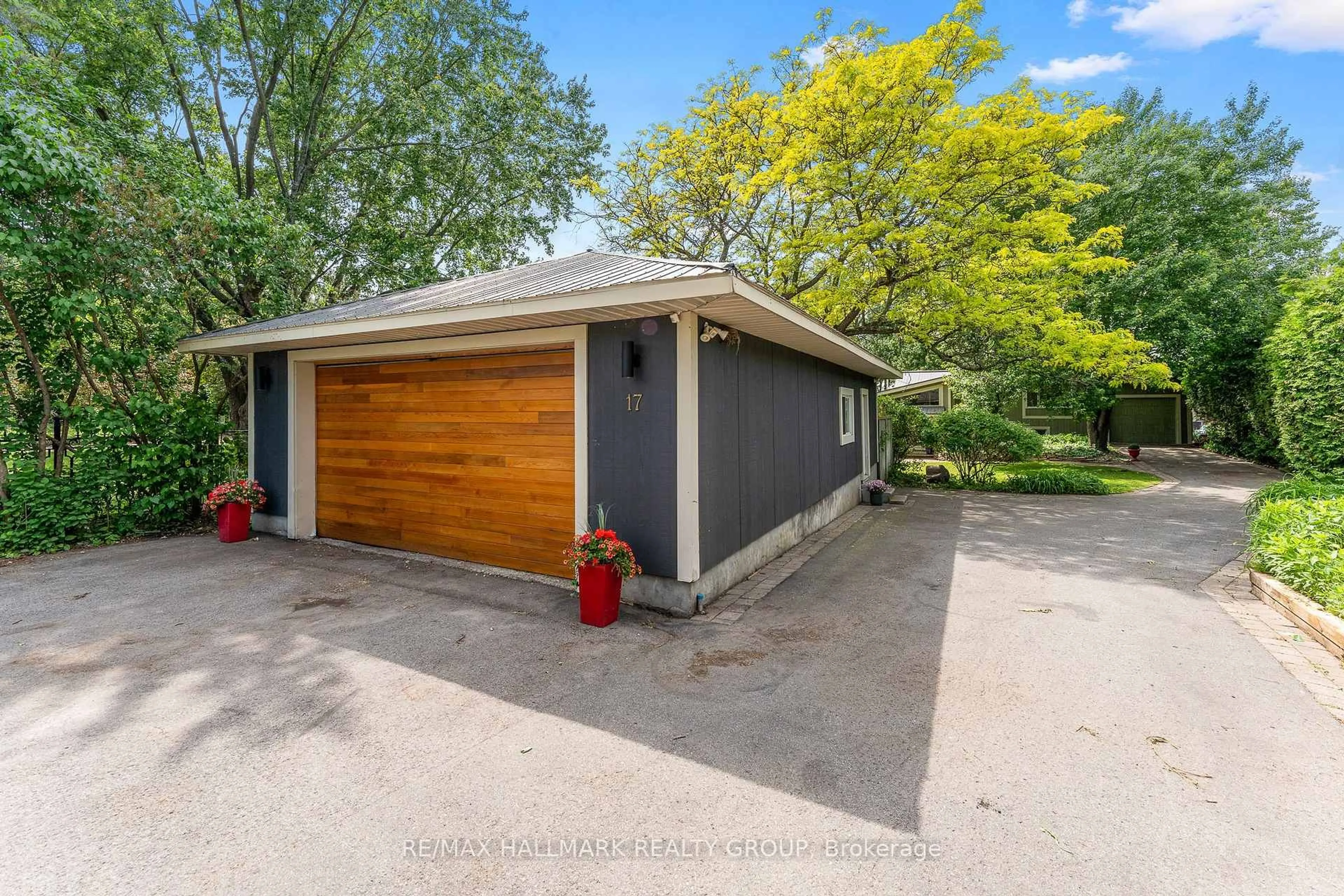 Indoor garage for 17 HASTINGS St, Ottawa Ontario K2H 8C2