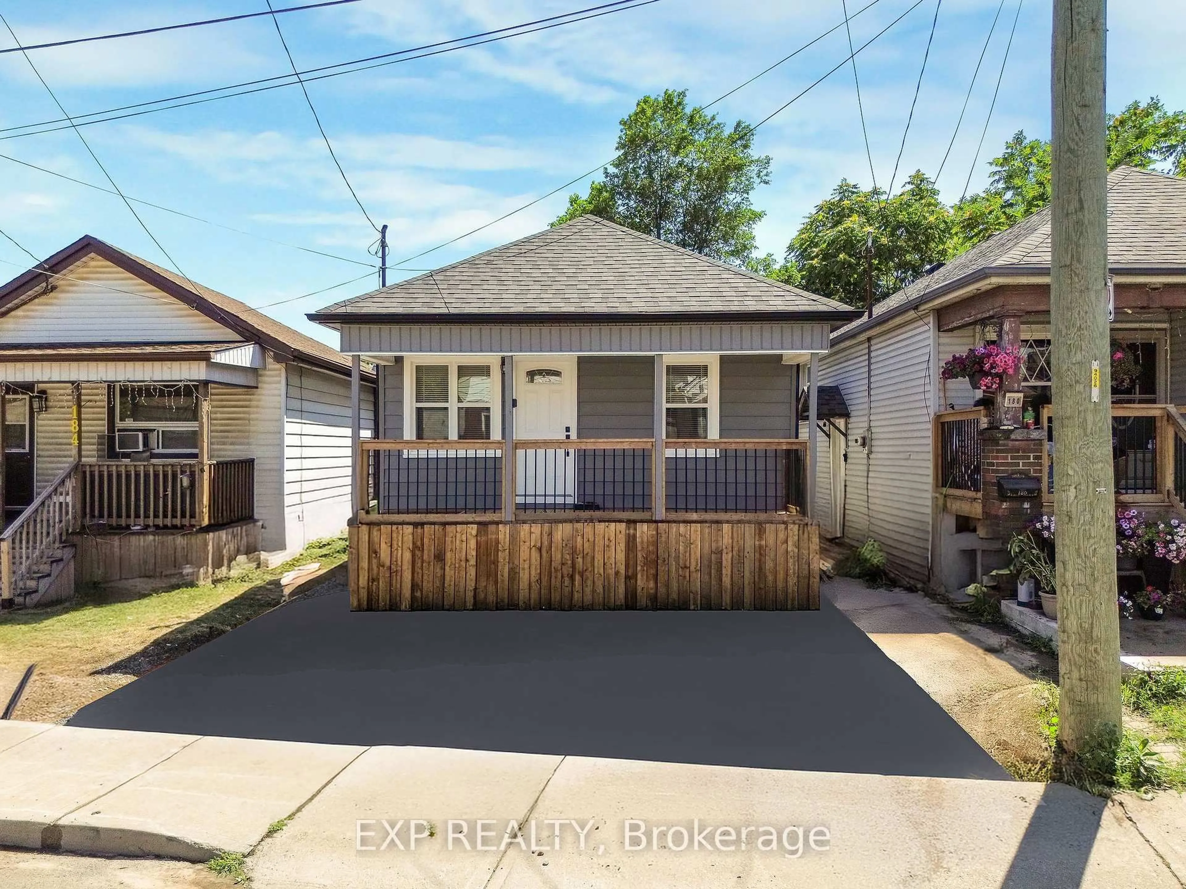 A pic from outside/outdoor area/front of a property/back of a property/a pic from drone, street for 182 Beach Rd, Hamilton Ontario L8L 4A7