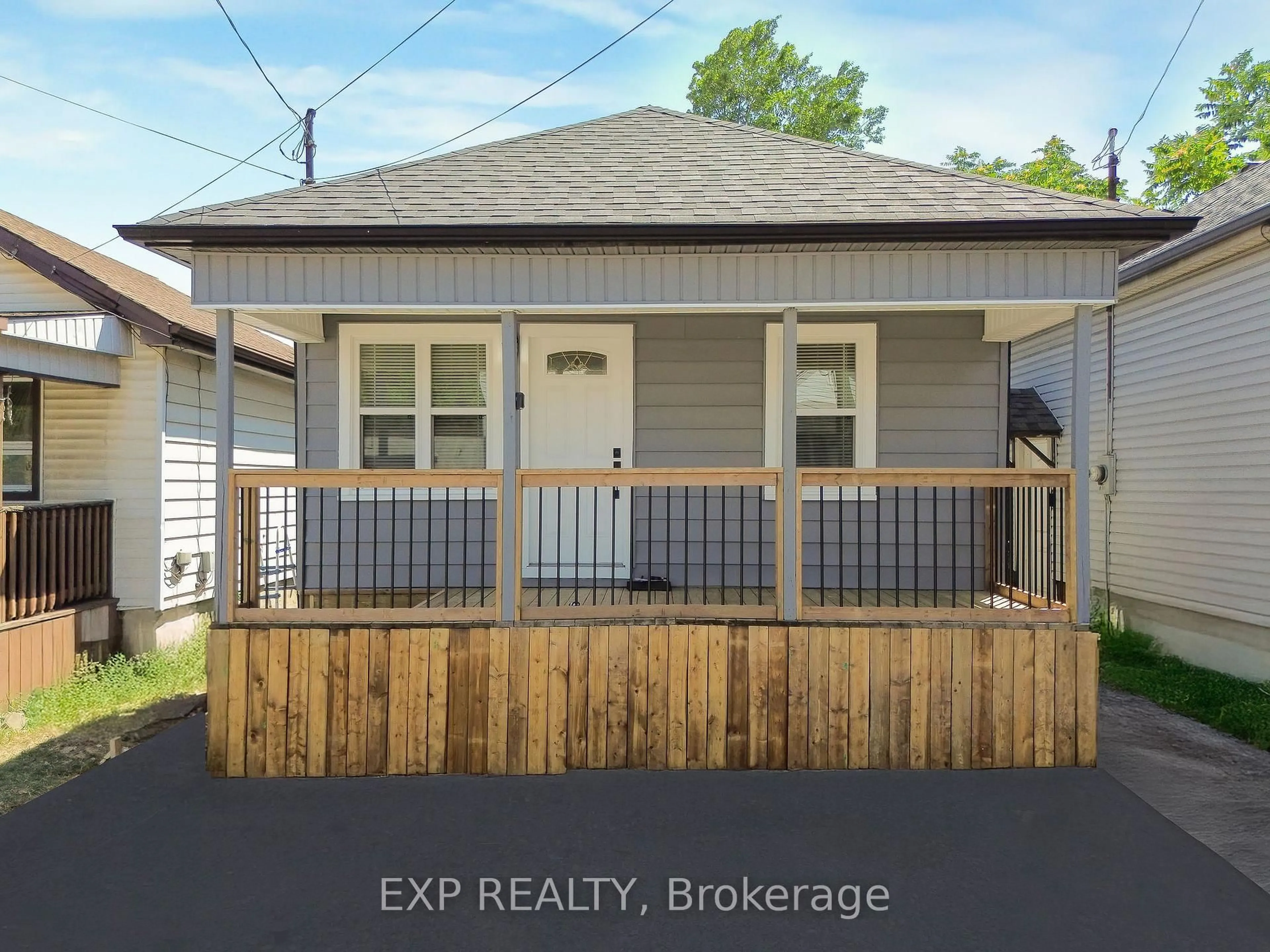 A pic from outside/outdoor area/front of a property/back of a property/a pic from drone, street for 182 Beach Rd, Hamilton Ontario L8L 4A7