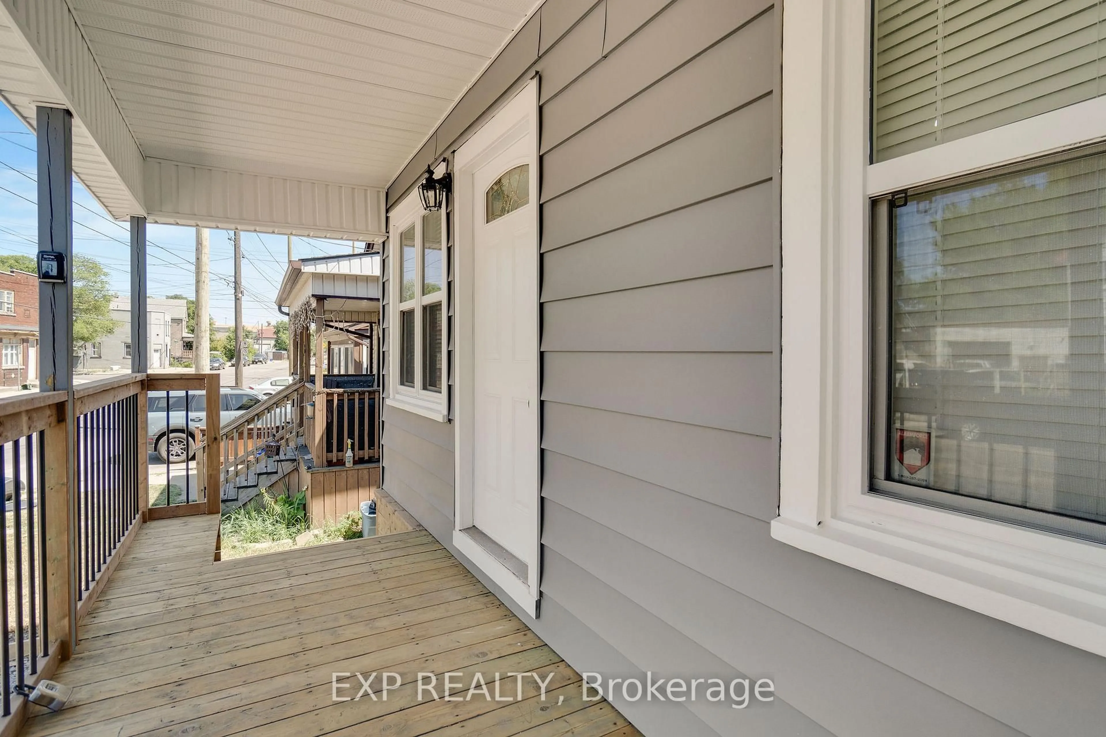 Indoor entryway for 182 Beach Rd, Hamilton Ontario L8L 4A7