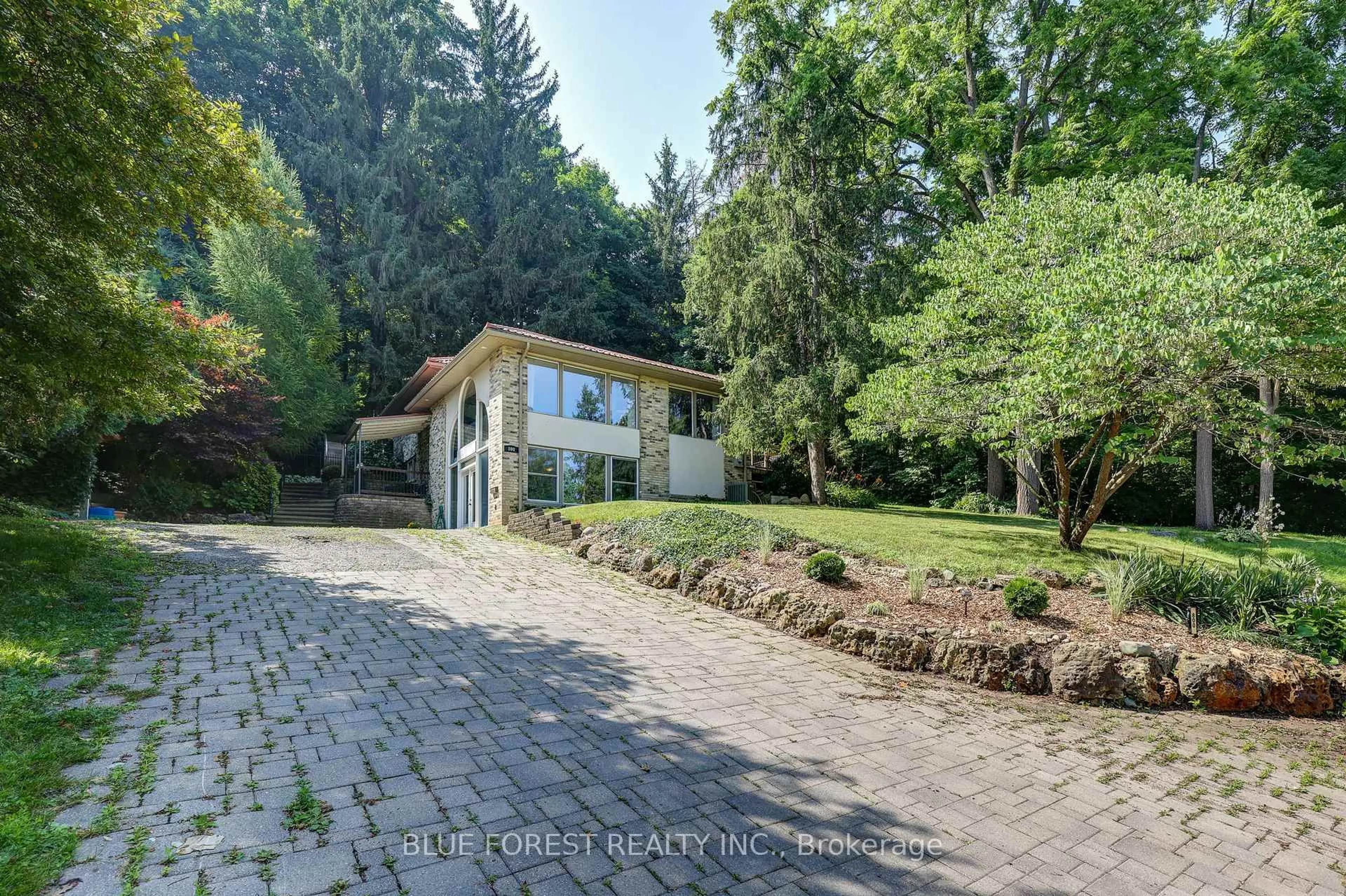 A pic from outside/outdoor area/front of a property/back of a property/a pic from drone, street for 800 SPRINGBANK Dr, London South Ontario N6K 1A4
