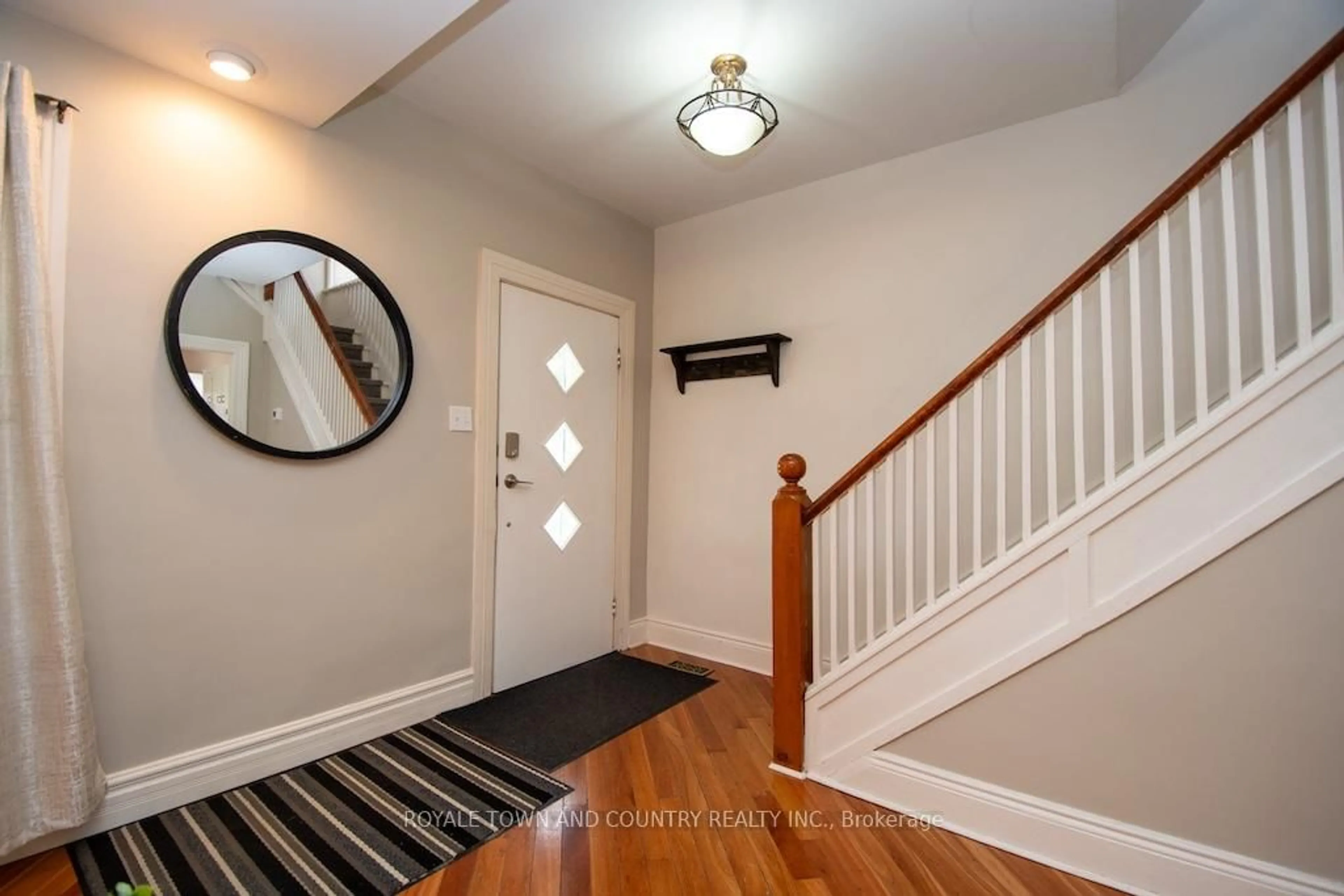Indoor entryway for 22 St Lawrence St, Kawartha Lakes Ontario K9V 2J9