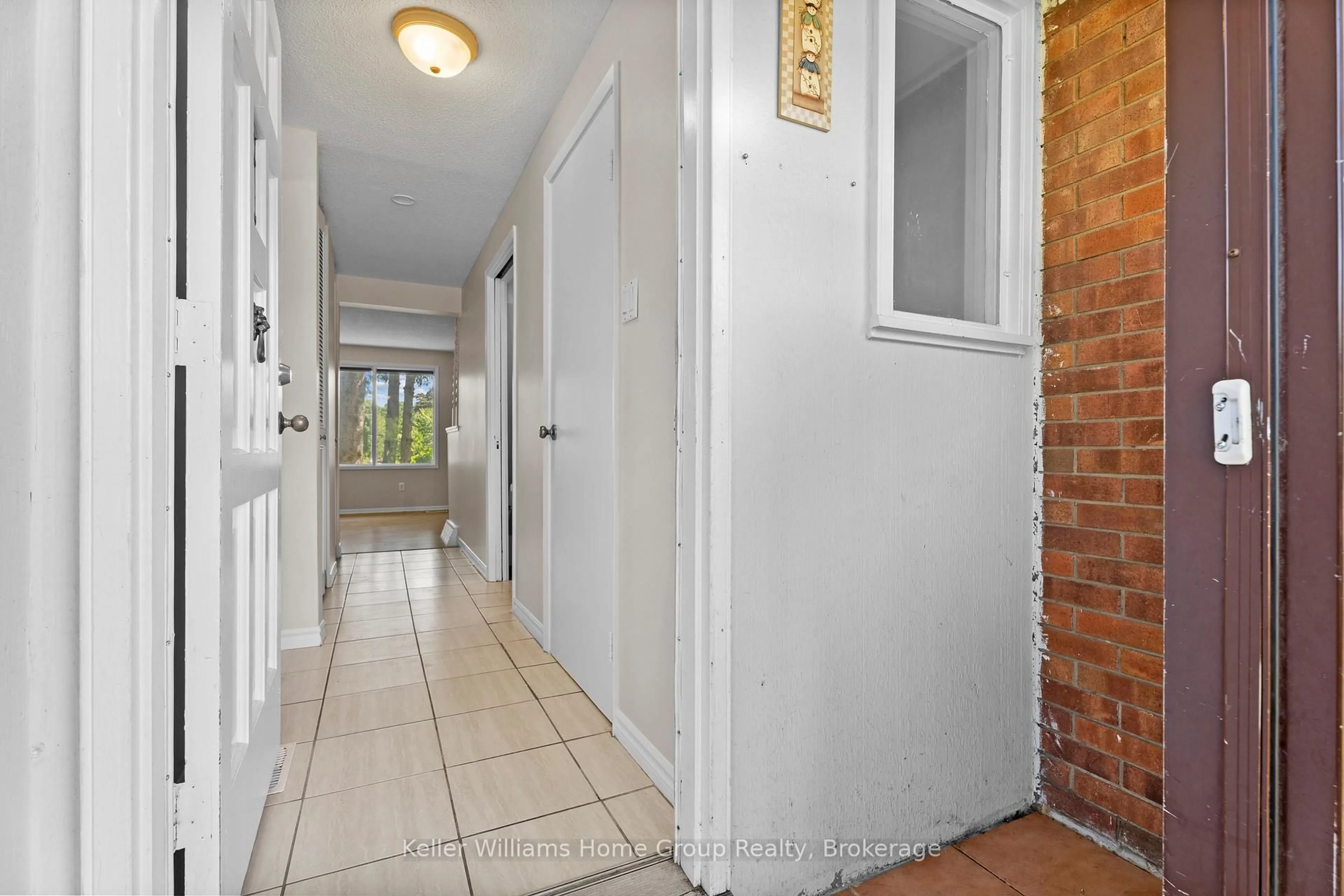 Indoor foyer for 531 Strasburg Rd, Kitchener Ontario N2E 1P1