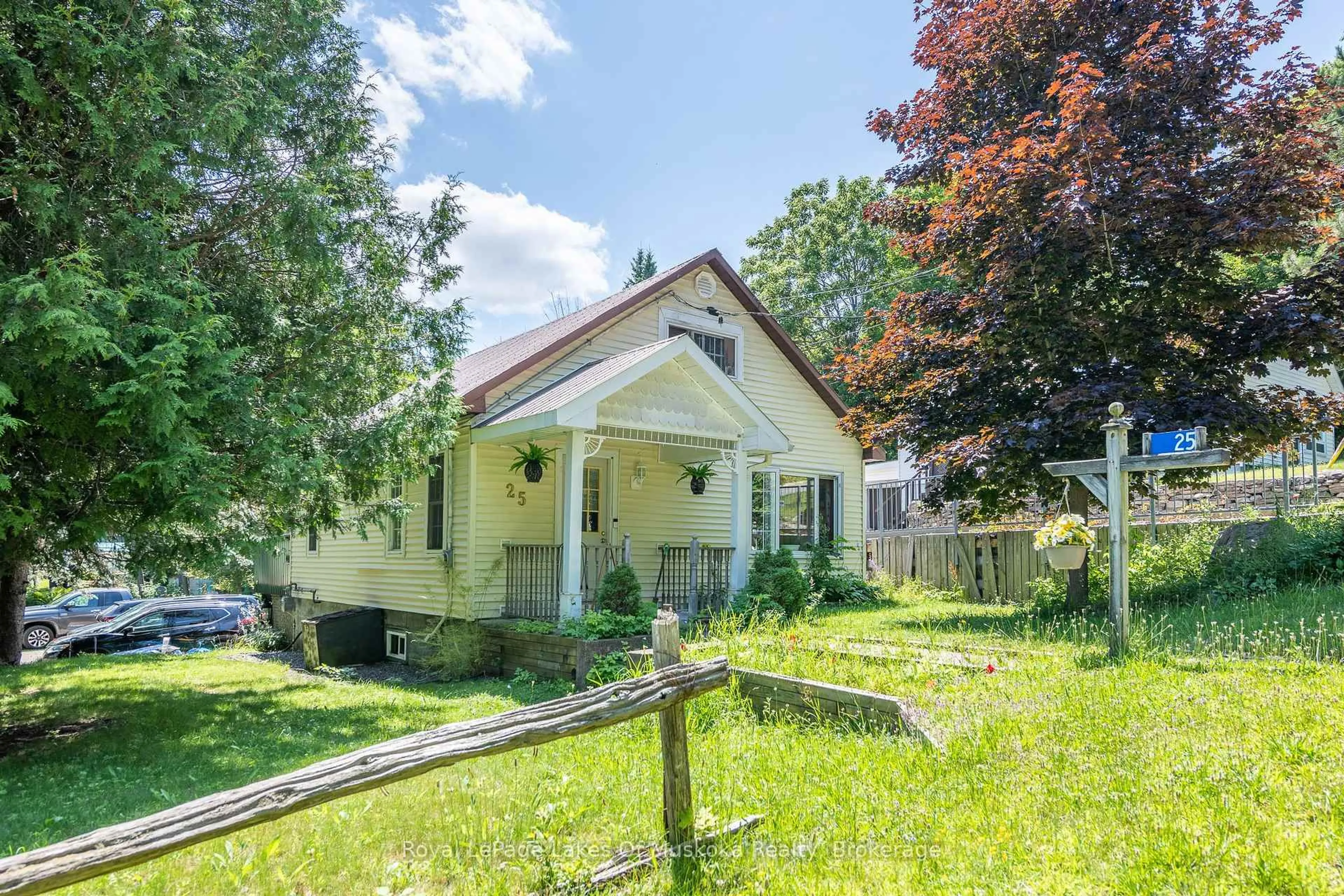 A pic from outside/outdoor area/front of a property/back of a property/a pic from drone, street for 25 Florence St, Huntsville Ontario P1H 1V4