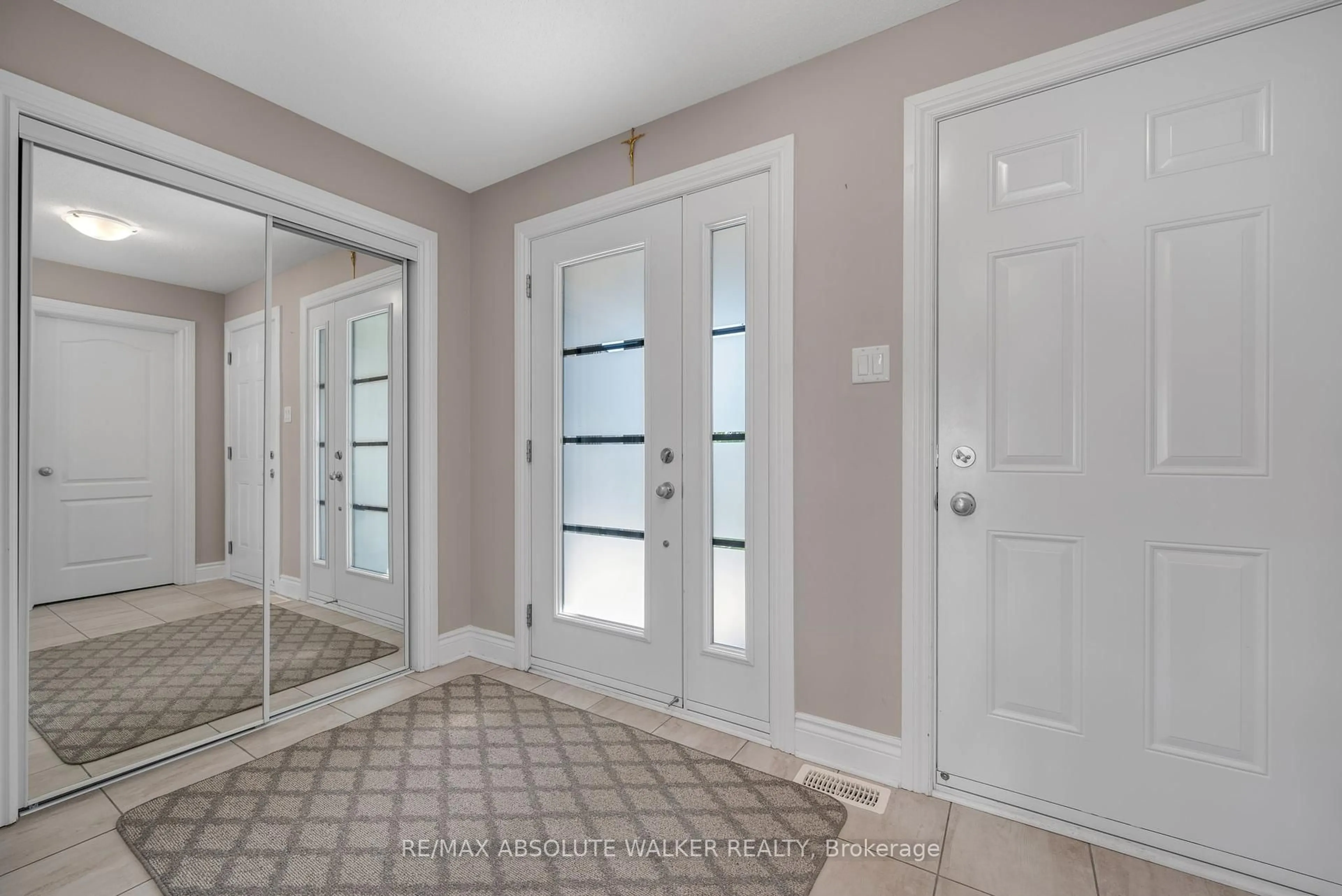 Indoor entryway for 2432 Marble Cres, Clarence-Rockland Ontario K4K 1P6
