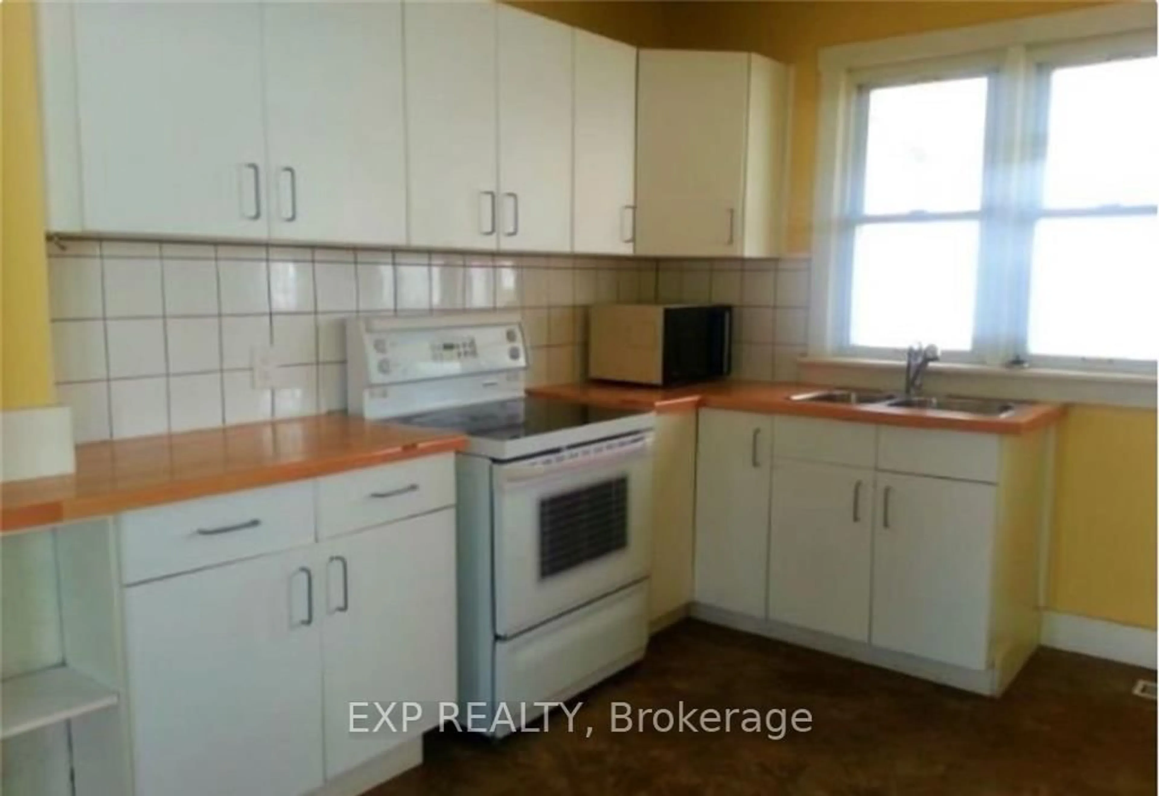 Standard kitchen, ceramic/tile floor for 71 Parkview Rd, St. Catharines Ontario L2M 5S3