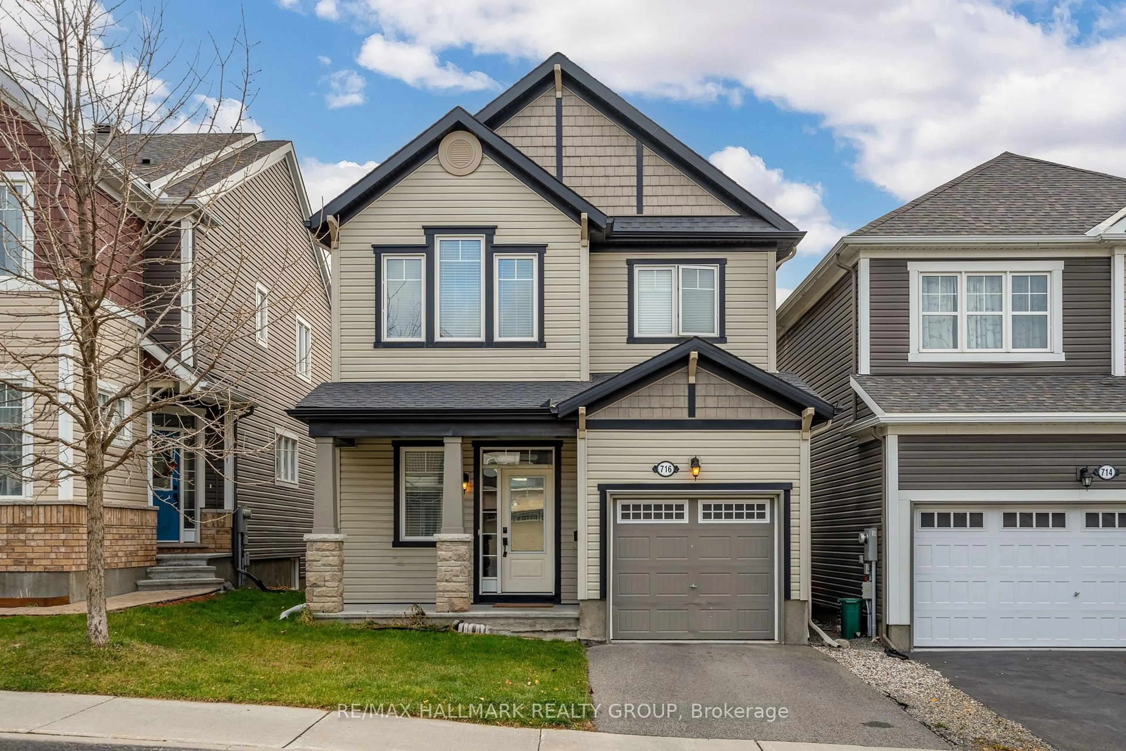Home with vinyl exterior material, street for 716 Summergaze St, Ottawa Ontario K2M 0L4
