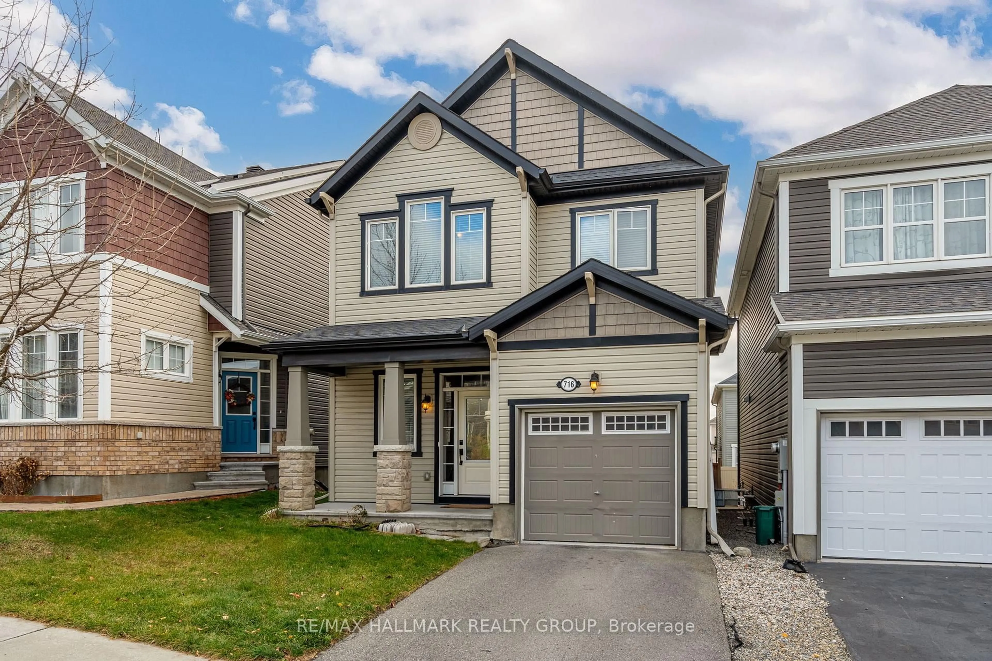 Home with vinyl exterior material, street for 716 Summergaze St, Ottawa Ontario K2M 0L4