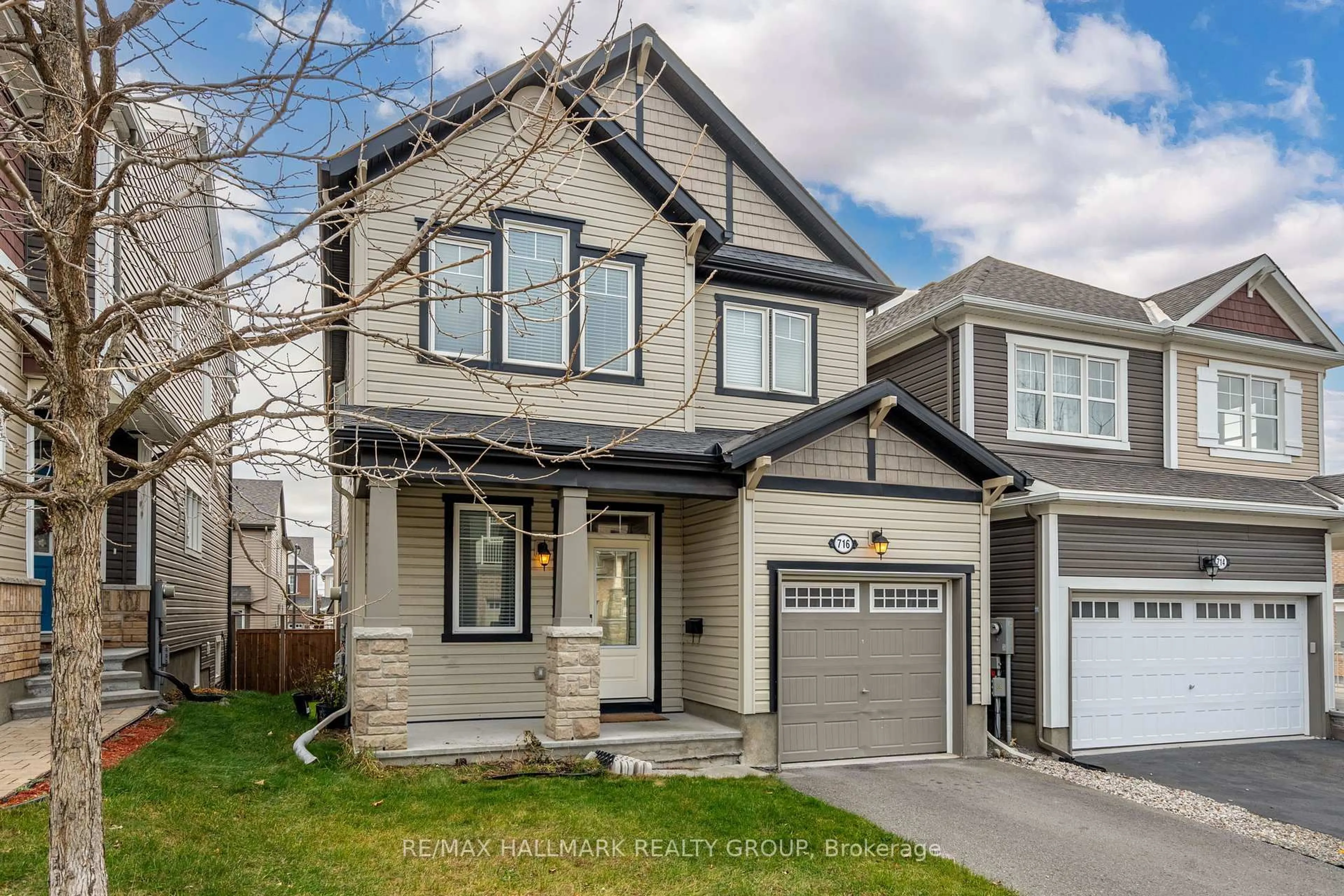 Home with vinyl exterior material, street for 716 Summergaze St, Ottawa Ontario K2M 0L4