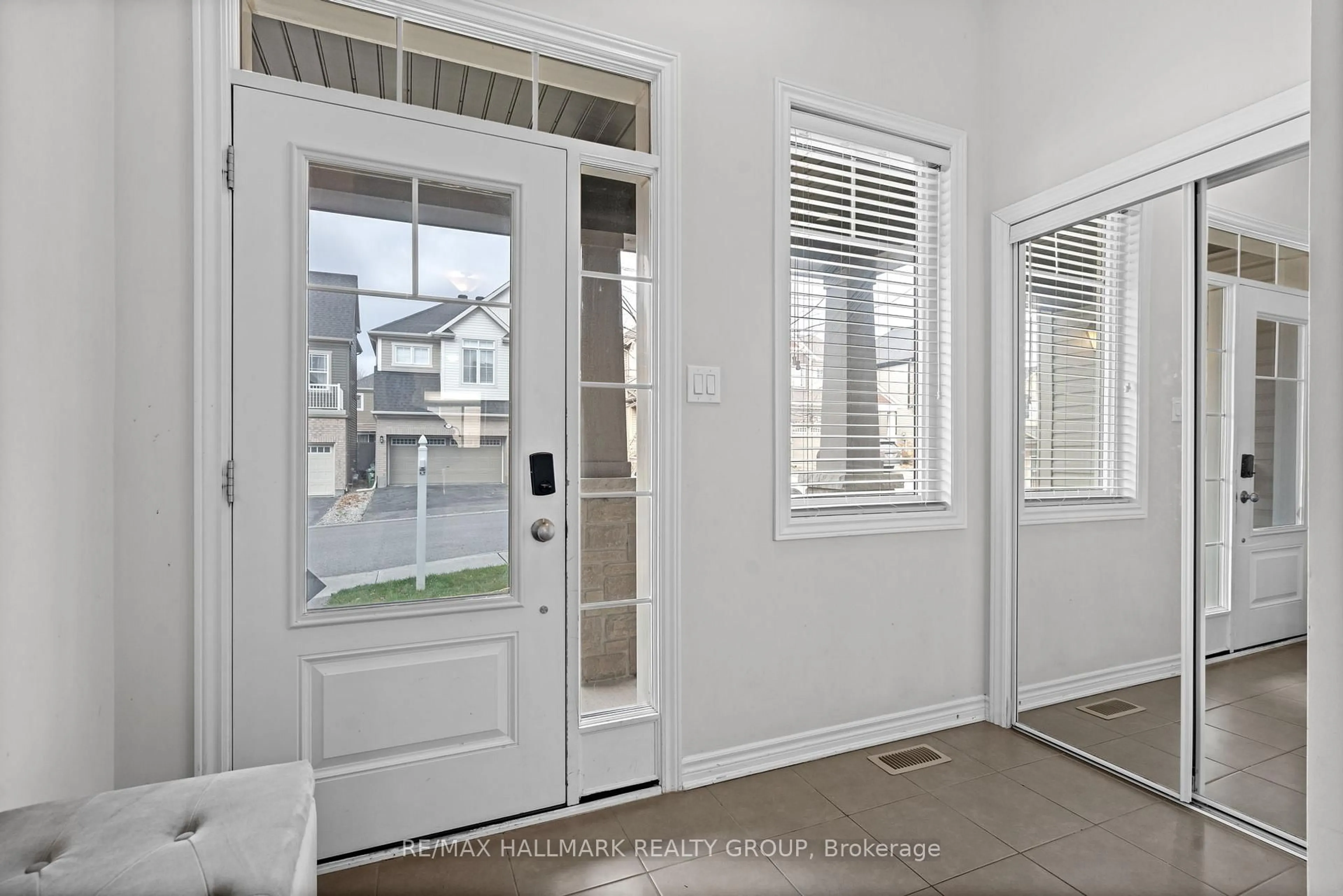 Indoor entryway for 716 Summergaze St, Ottawa Ontario K2M 0L4