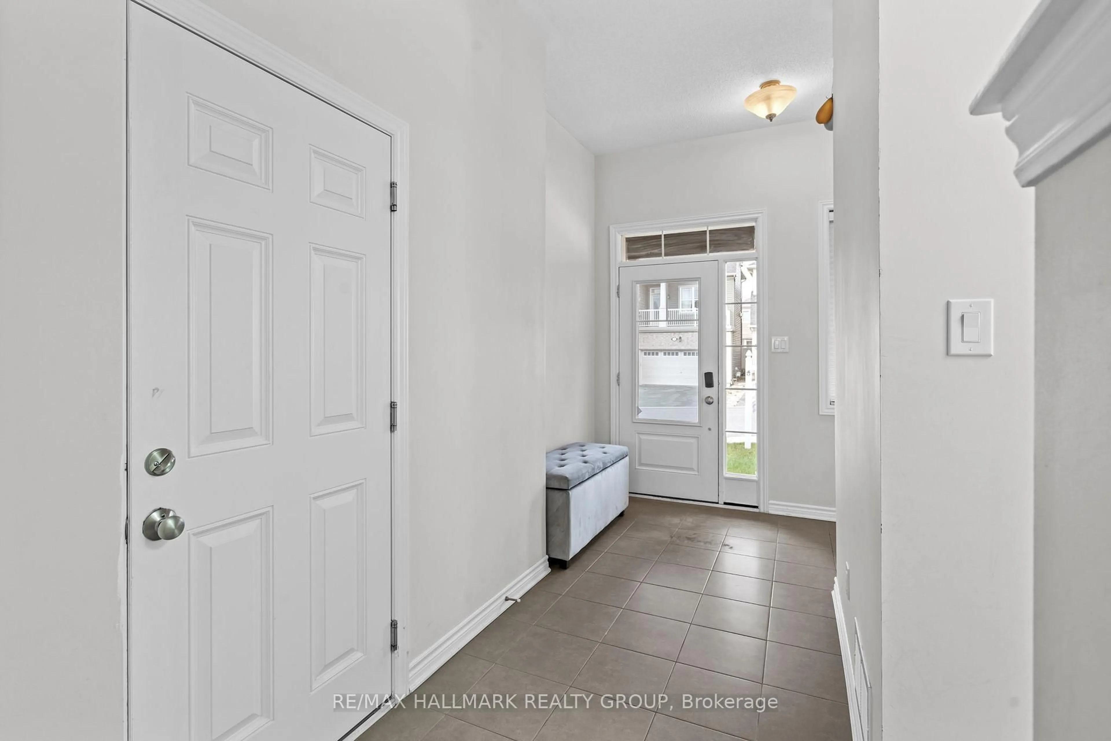 Indoor entryway for 716 Summergaze St, Ottawa Ontario K2M 0L4