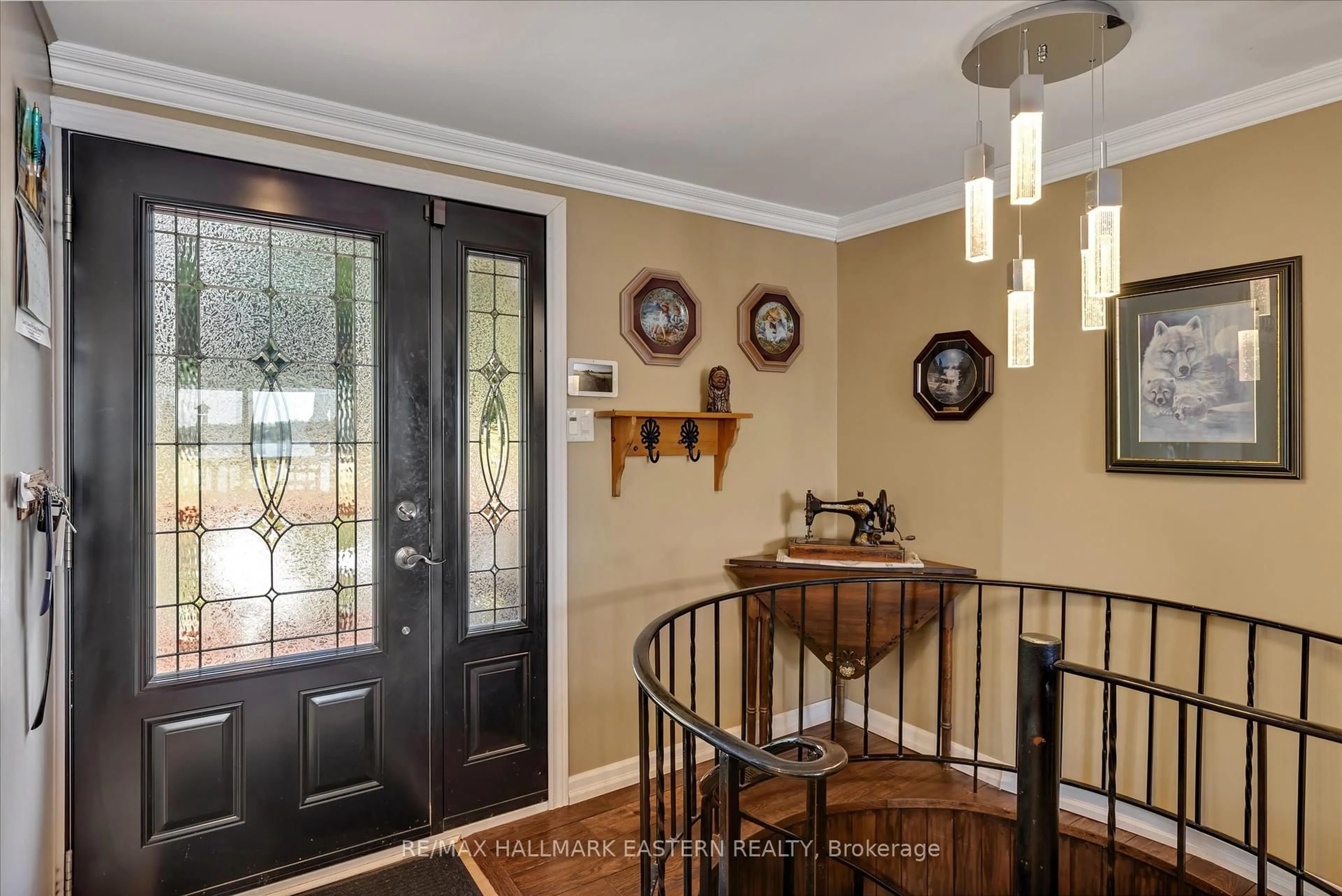 Indoor entryway for 51 Darling Dr, Selwyn Ontario K0L 2W0