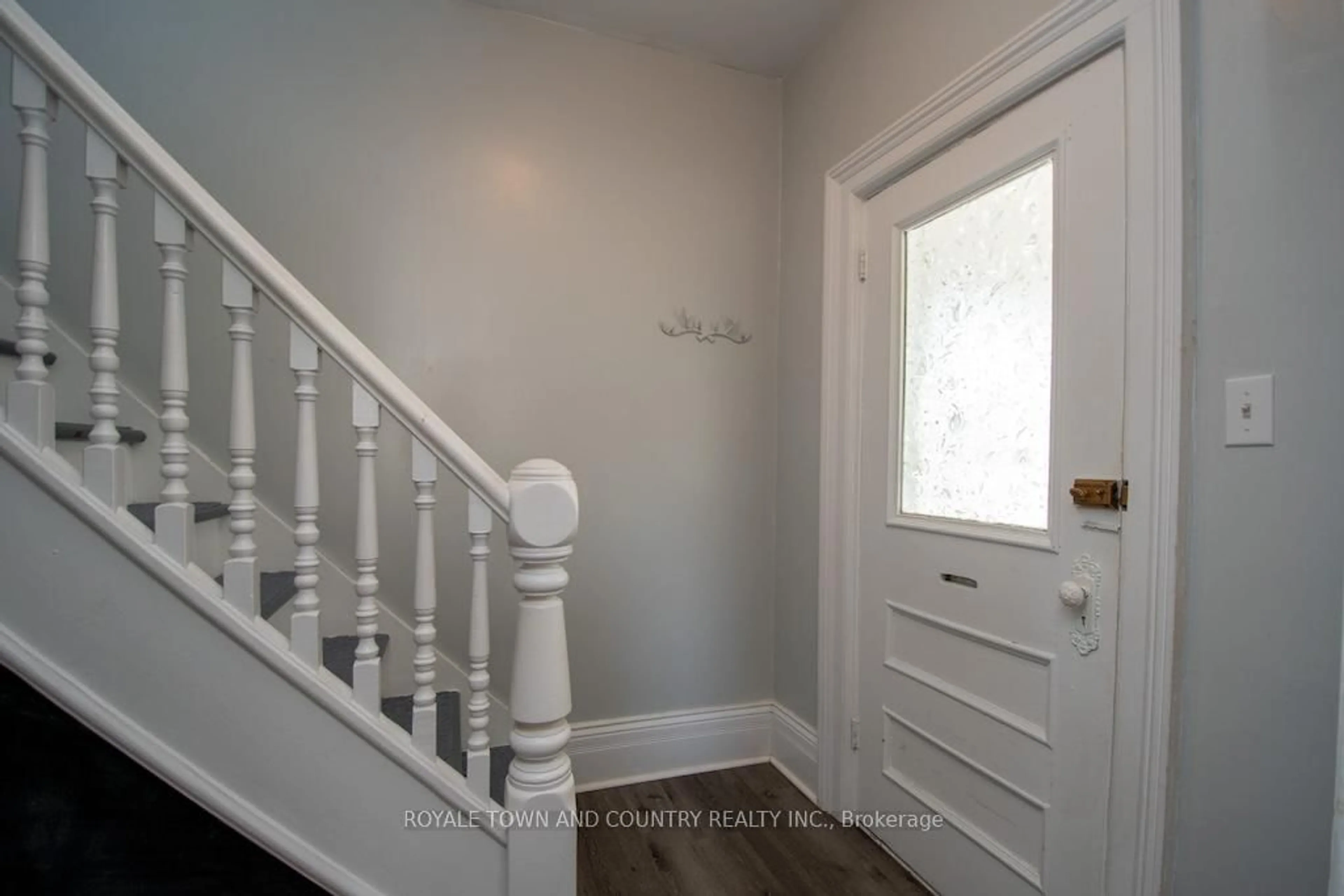 Indoor entryway for 38 St Patrick St, Kawartha Lakes Ontario K9V 1R3