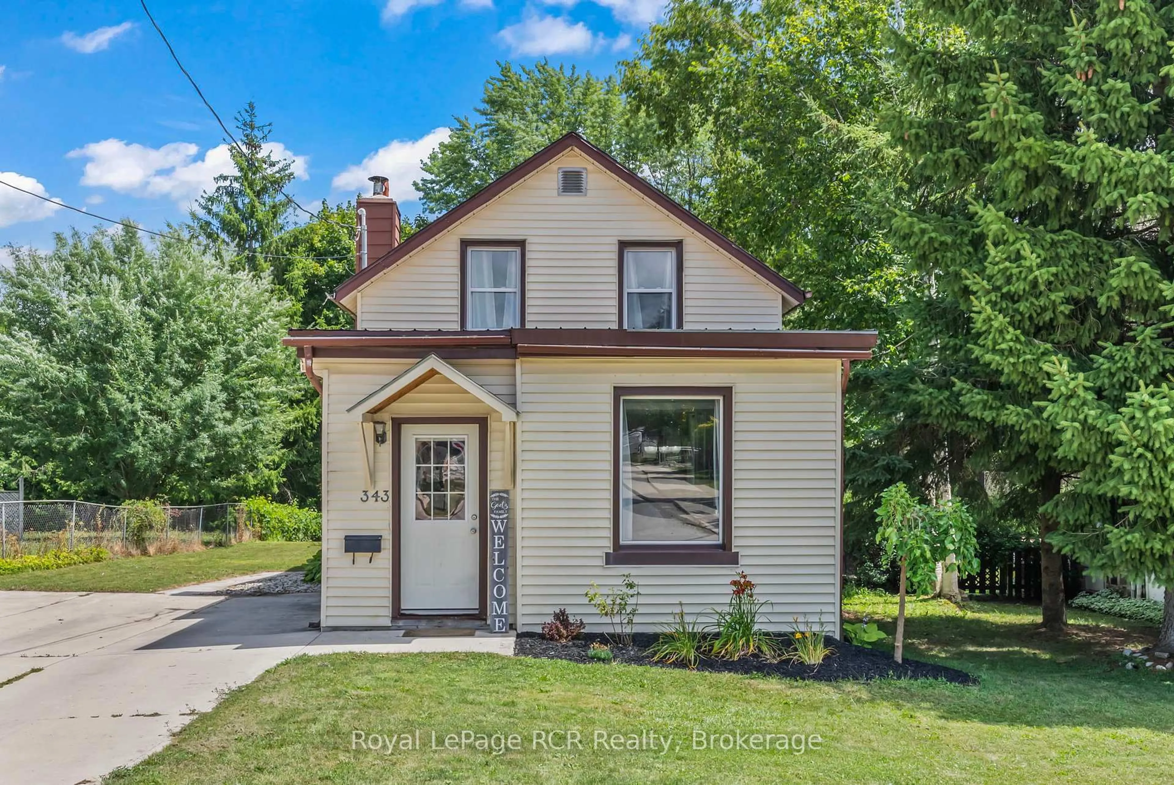 Home with vinyl exterior material, street for 343 10th Ave, Hanover Ontario N4N 2N4