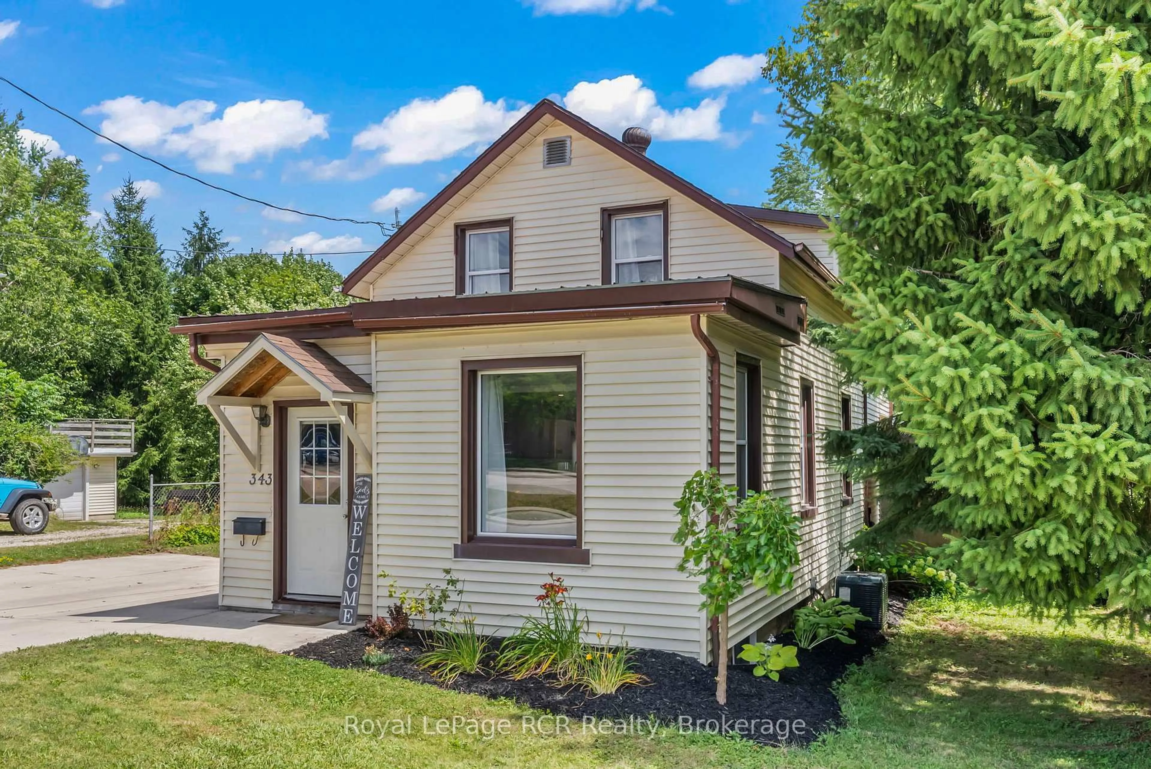 Home with vinyl exterior material, street for 343 10th Ave, Hanover Ontario N4N 2N4
