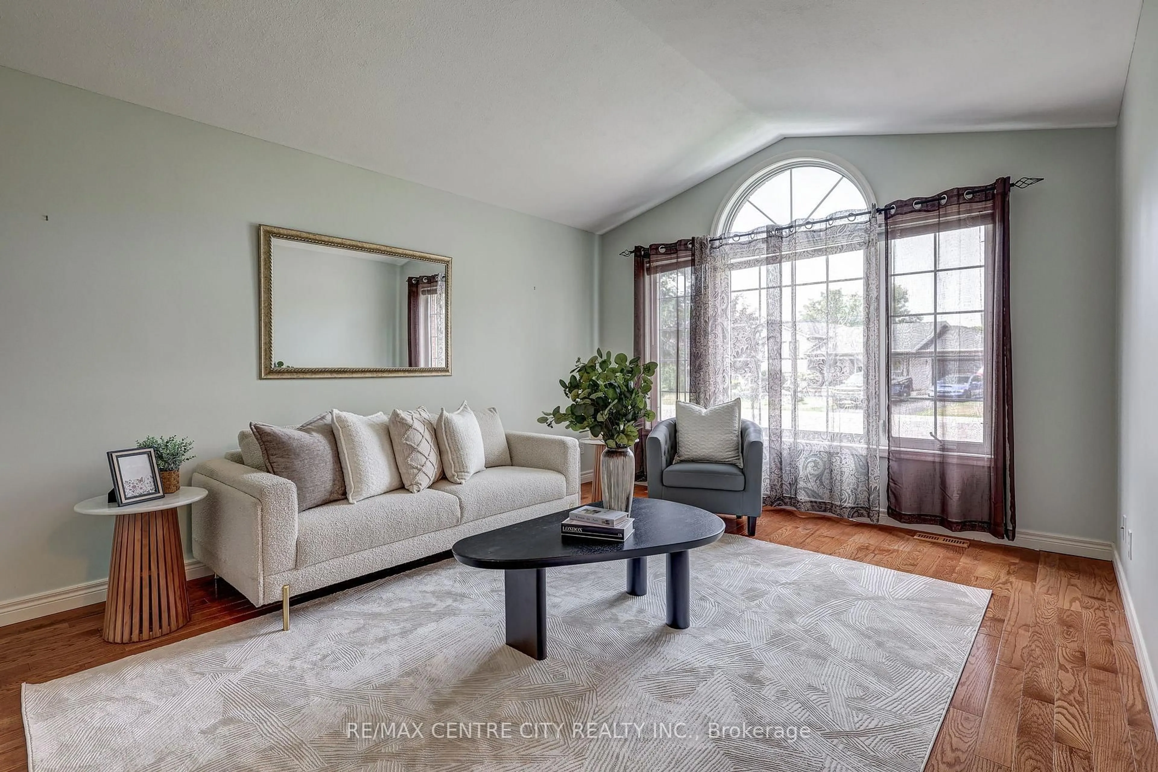 Living room with furniture, unknown for 92 Glendale Dr, Tillsonburg Ontario N4G 5R2