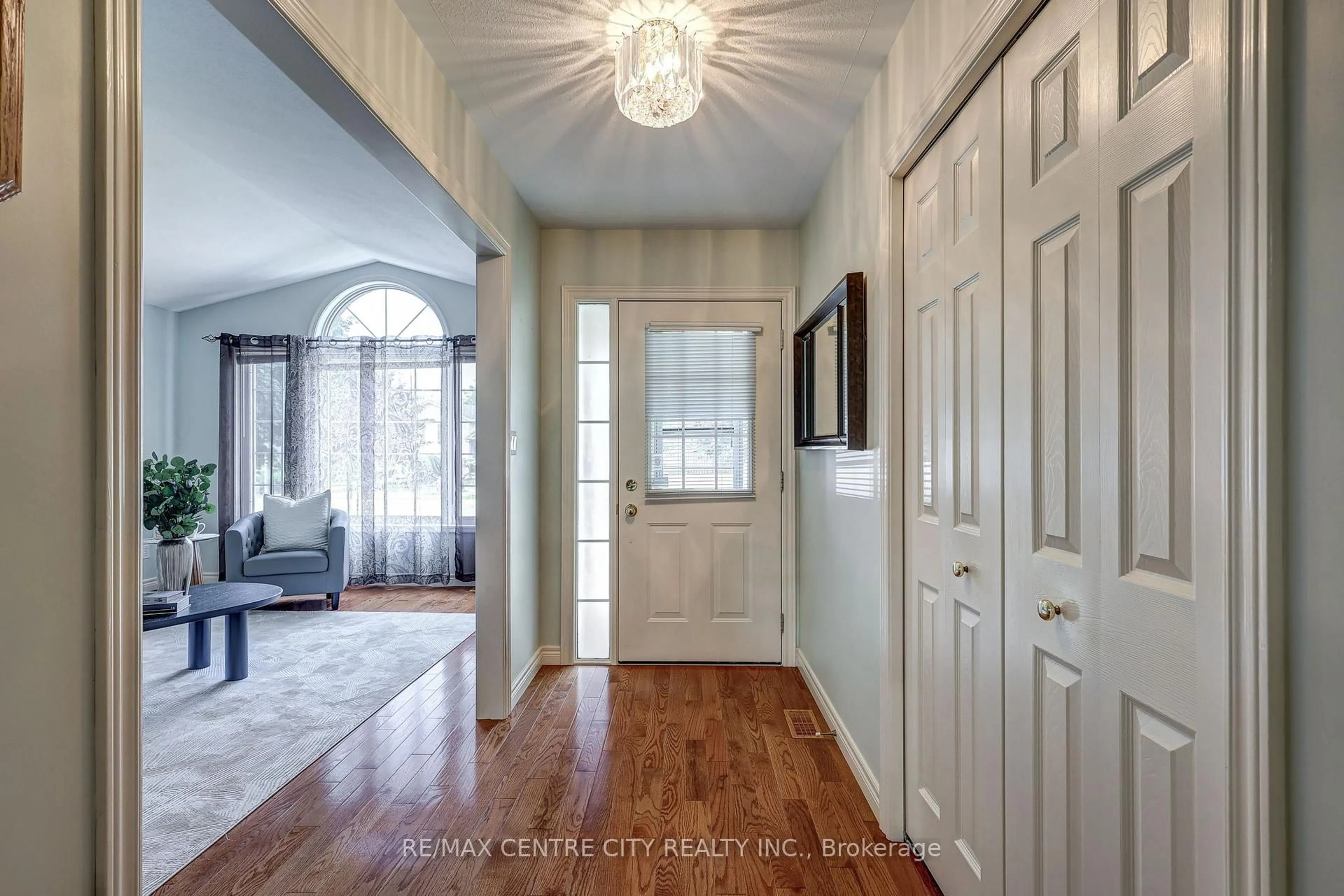 Indoor entryway for 92 Glendale Dr, Tillsonburg Ontario N4G 5R2