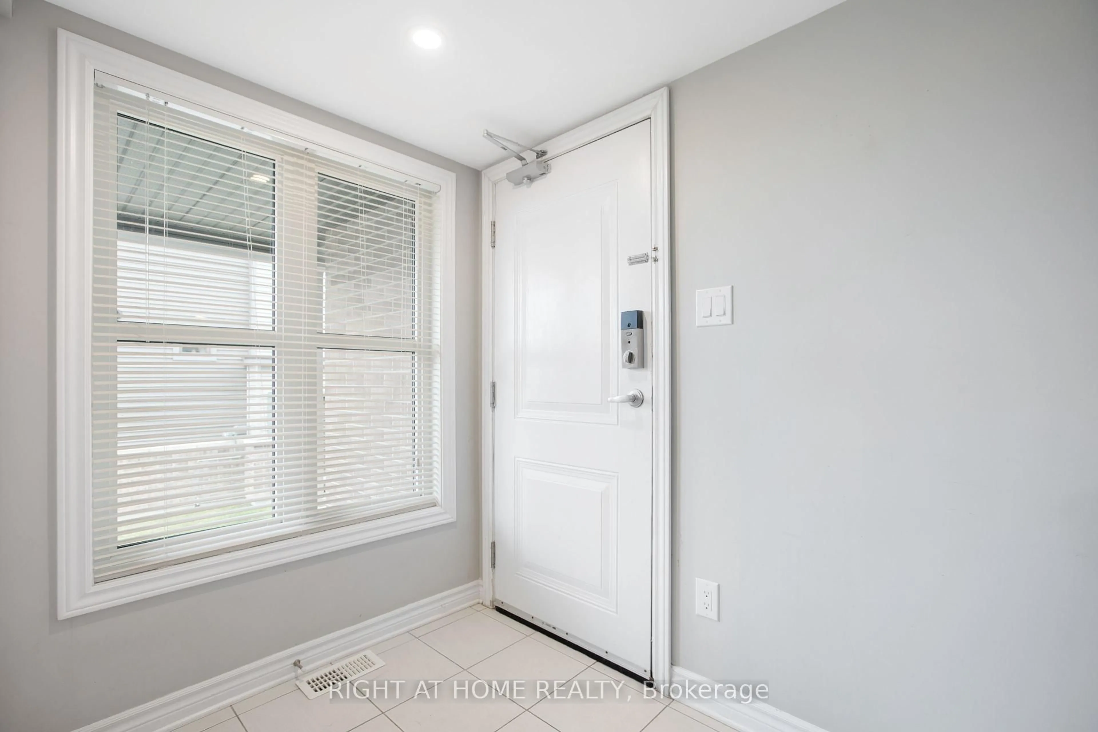 Indoor entryway for 308 Des Tilleuls Private #A, Ottawa Ontario K4A 1B7