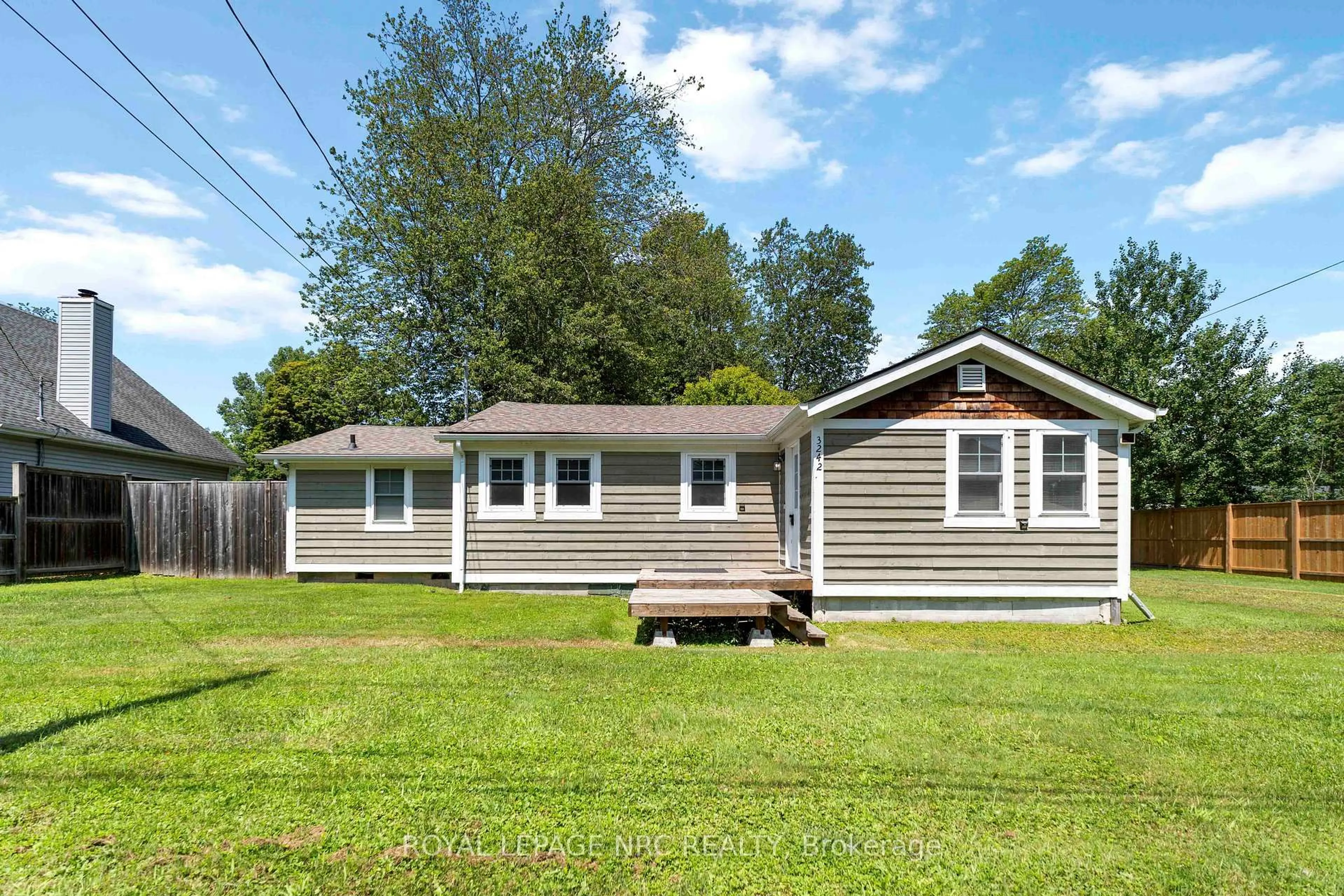 Home with vinyl exterior material, unknown for 3242 Riselay Ave, Fort Erie Ontario L0S 1N0