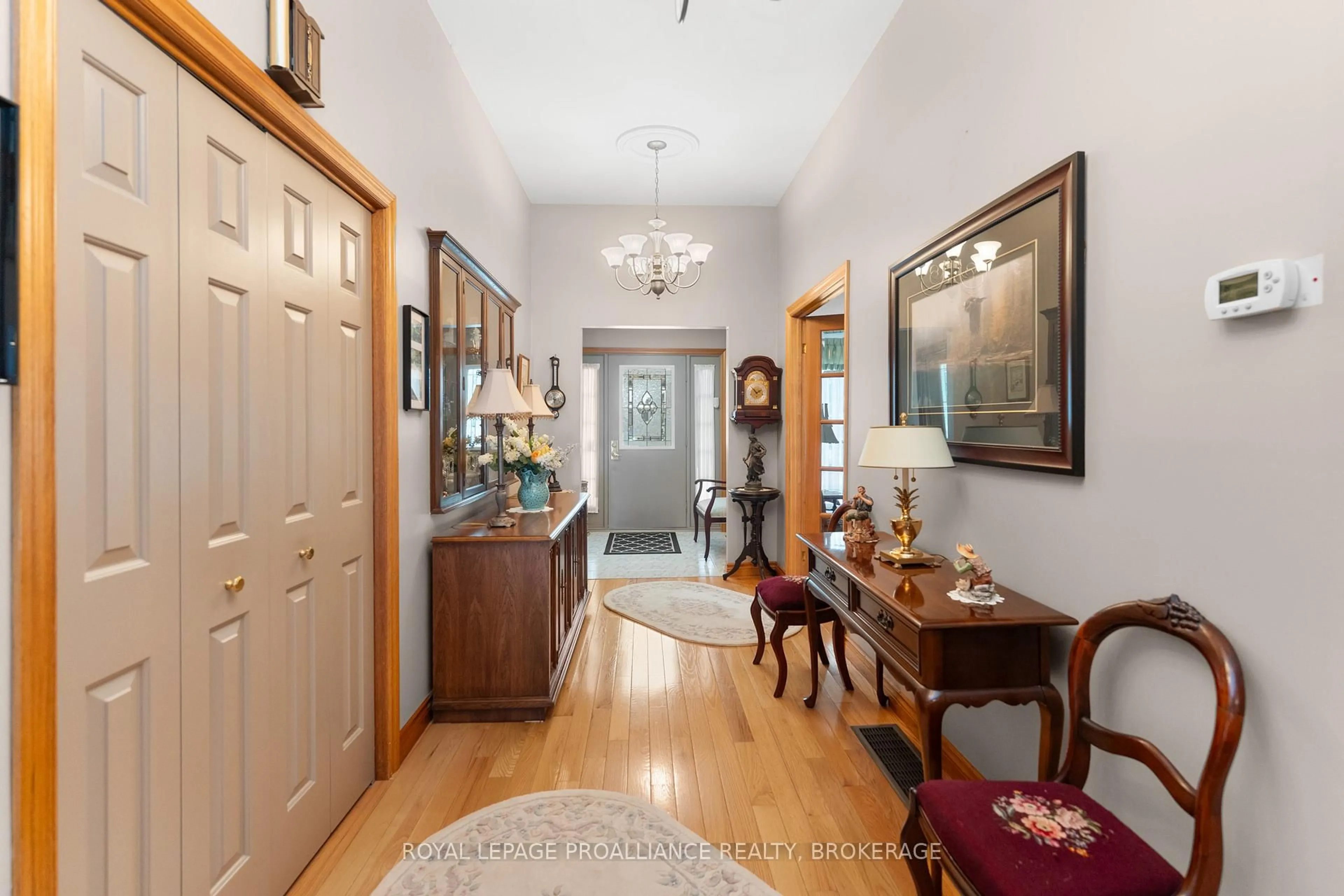 Indoor foyer for 510 Roosevelt Dr, Kingston Ontario K7M 4B1