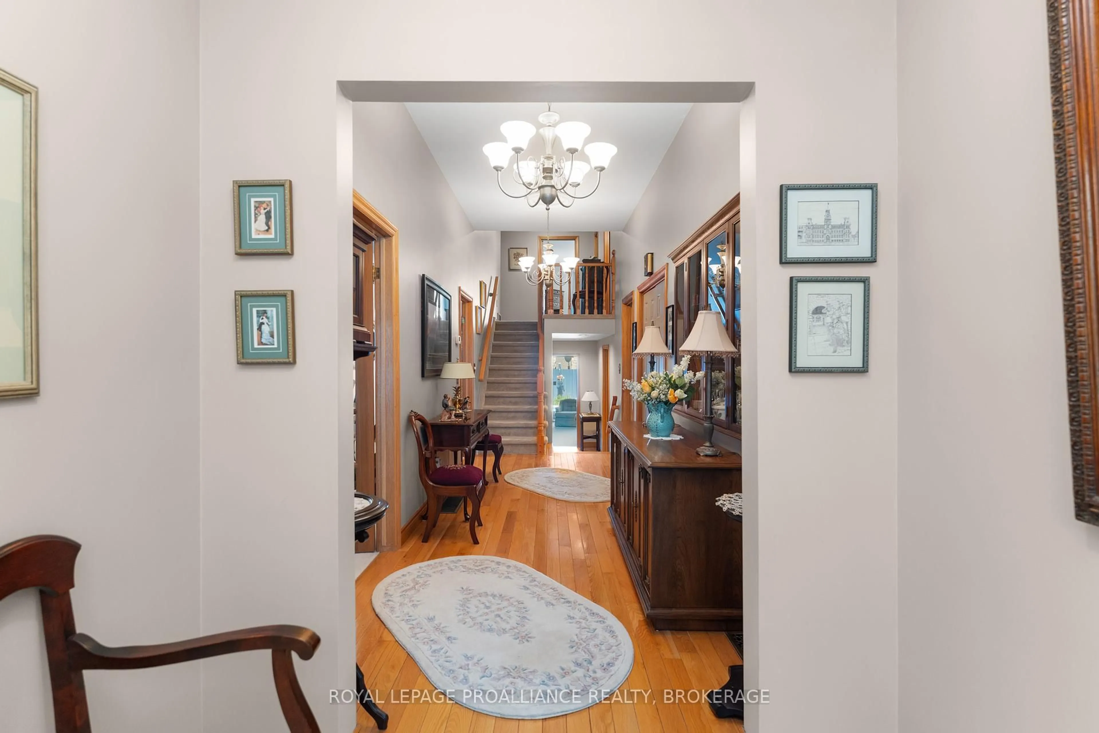 Indoor foyer for 510 Roosevelt Dr, Kingston Ontario K7M 4B1