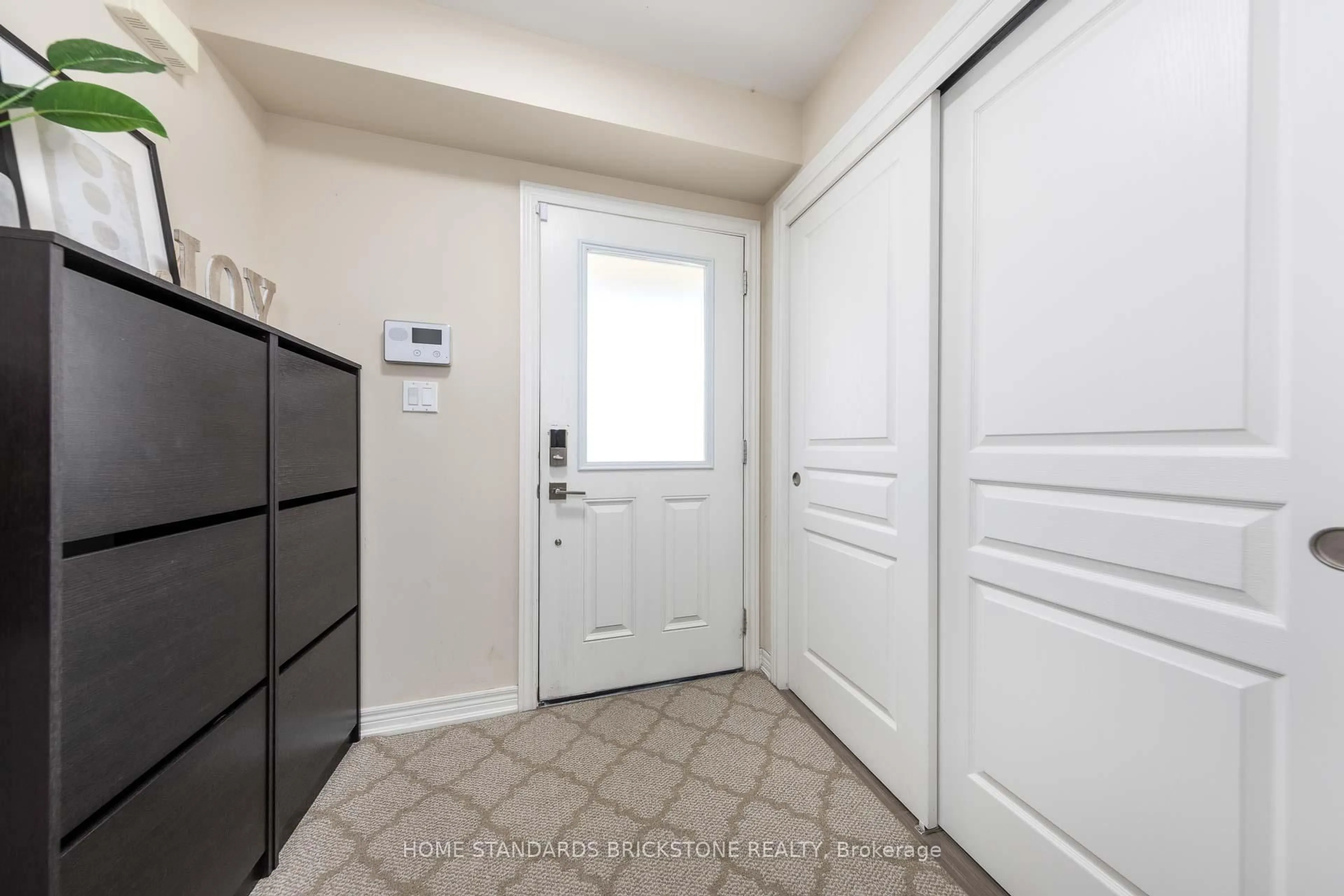 Indoor entryway for 7720 Shaw St, Niagara Falls Ontario L2G 0H1