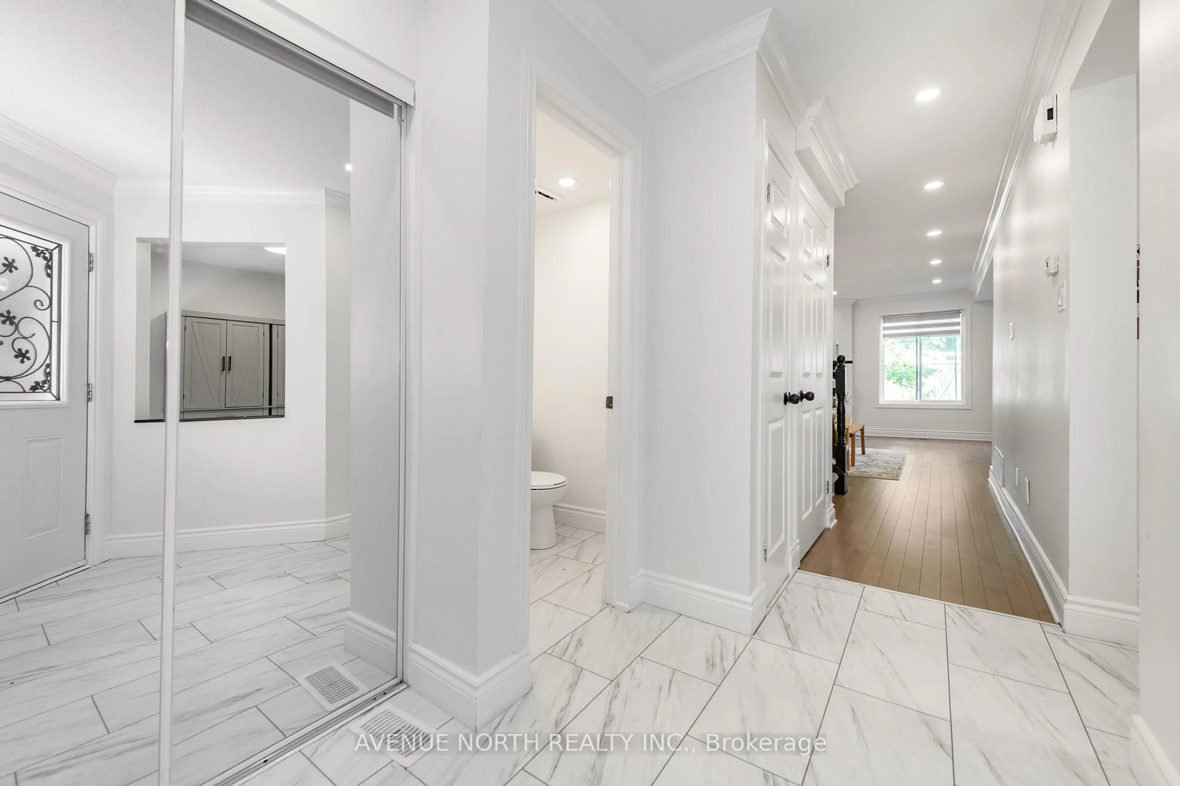 Indoor entryway for 122 Woodbury Cres, Ottawa Ontario K2J 3M2