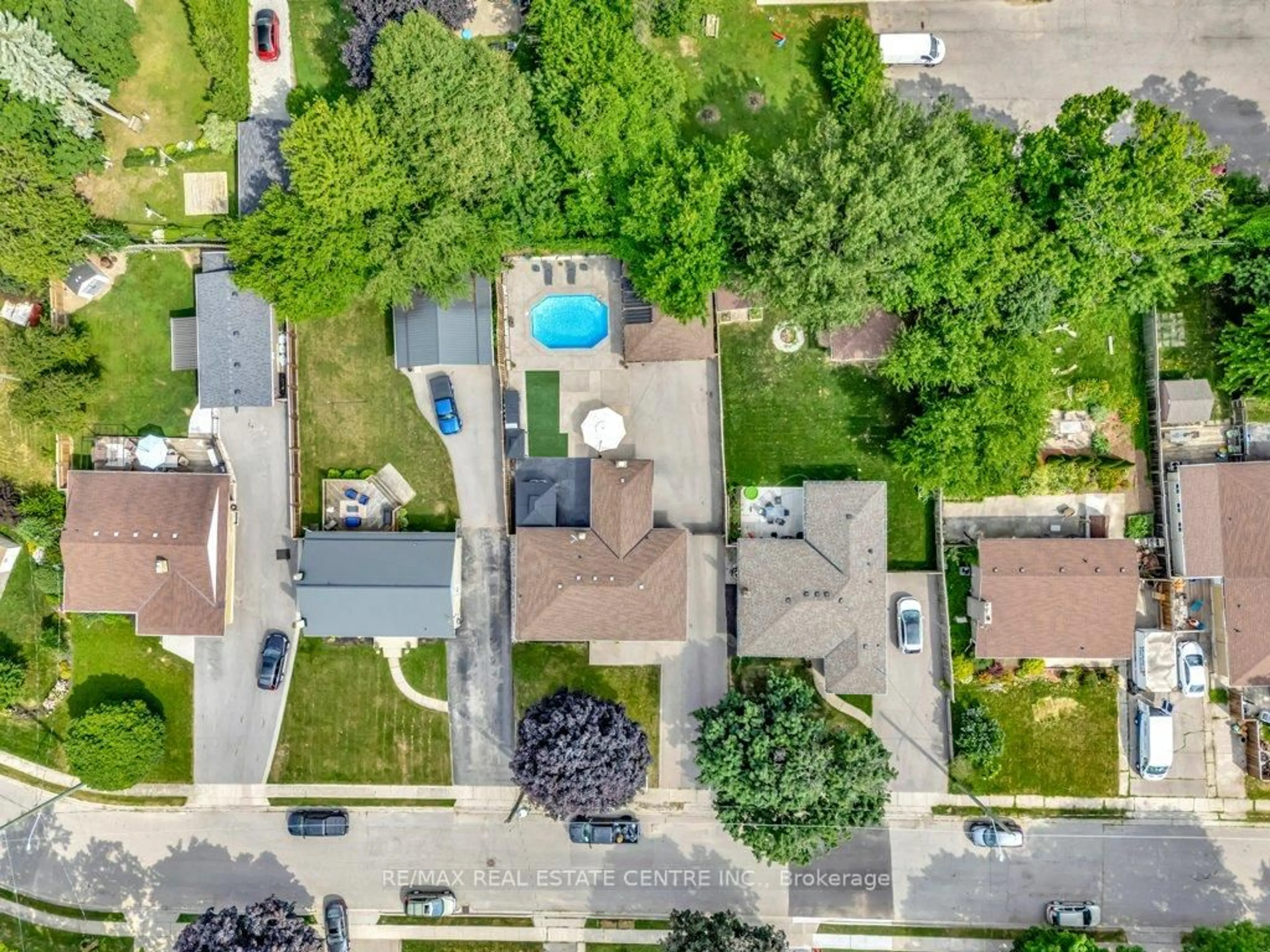 A pic from outside/outdoor area/front of a property/back of a property/a pic from drone, street for 56 Stewart Ave, Cambridge Ontario N1R 2T6
