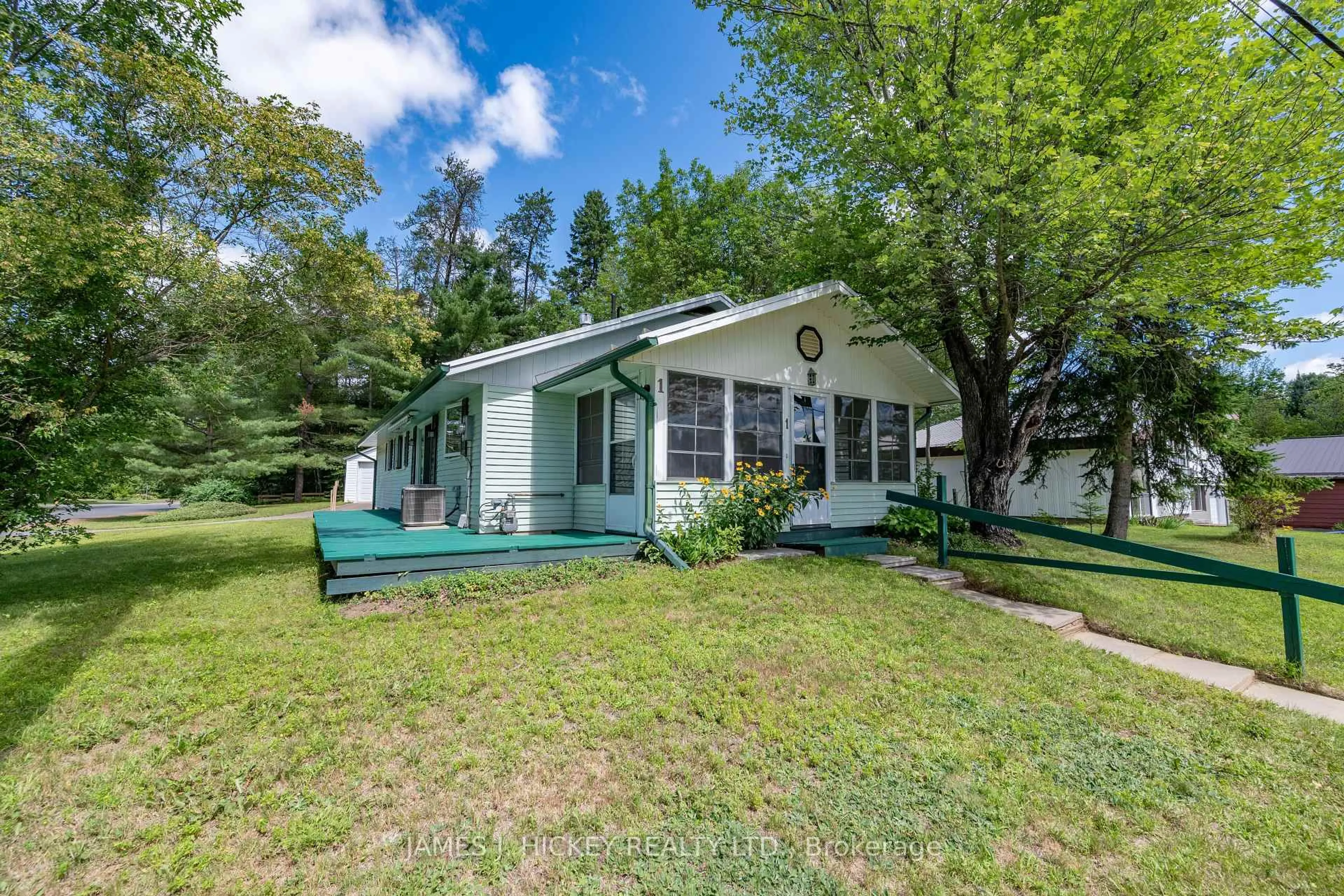 Home with vinyl exterior material, unknown for 1 Newton Cres, Deep River Ontario K0J 1P0