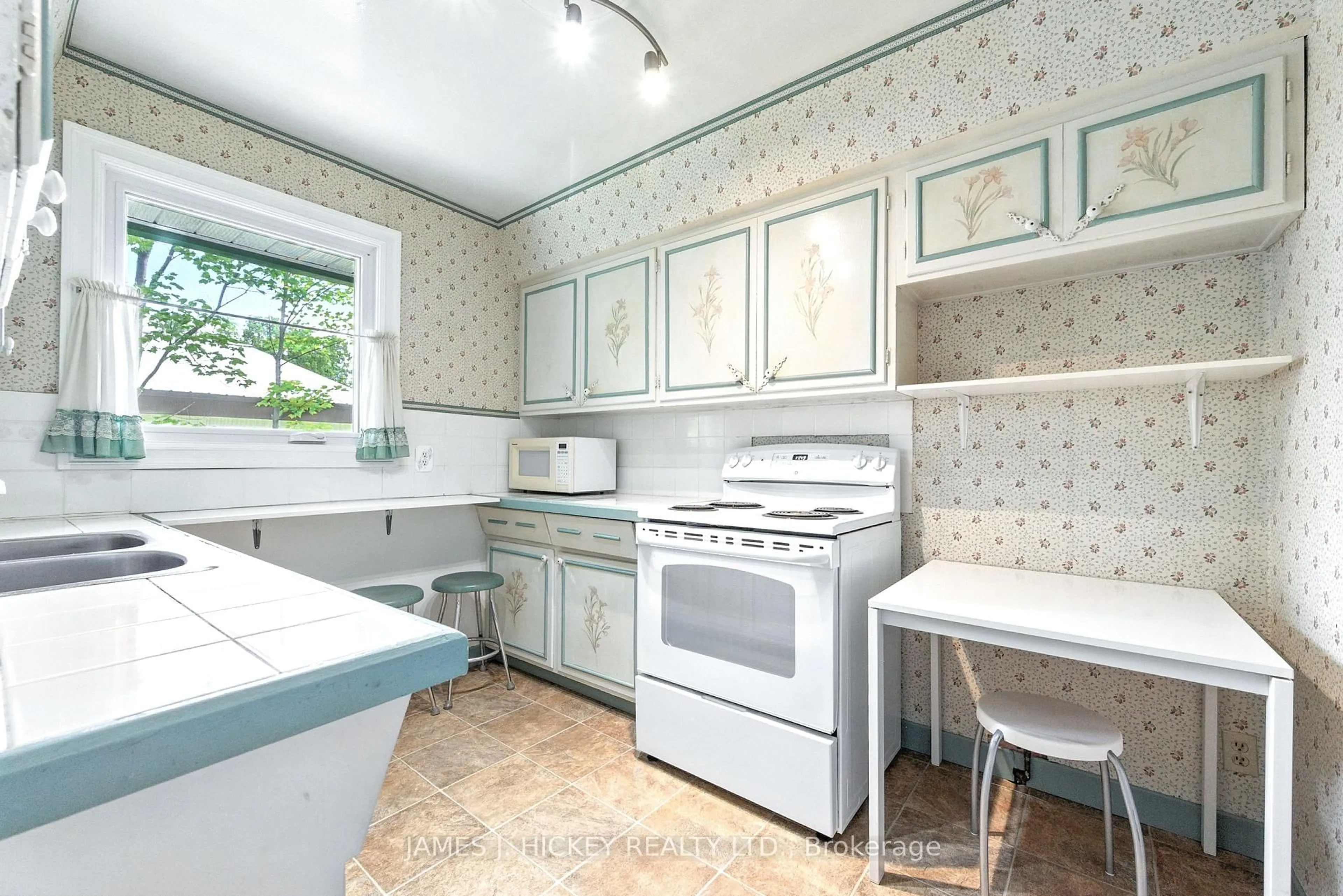Standard kitchen, ceramic/tile floor for 1 Newton Cres, Deep River Ontario K0J 1P0