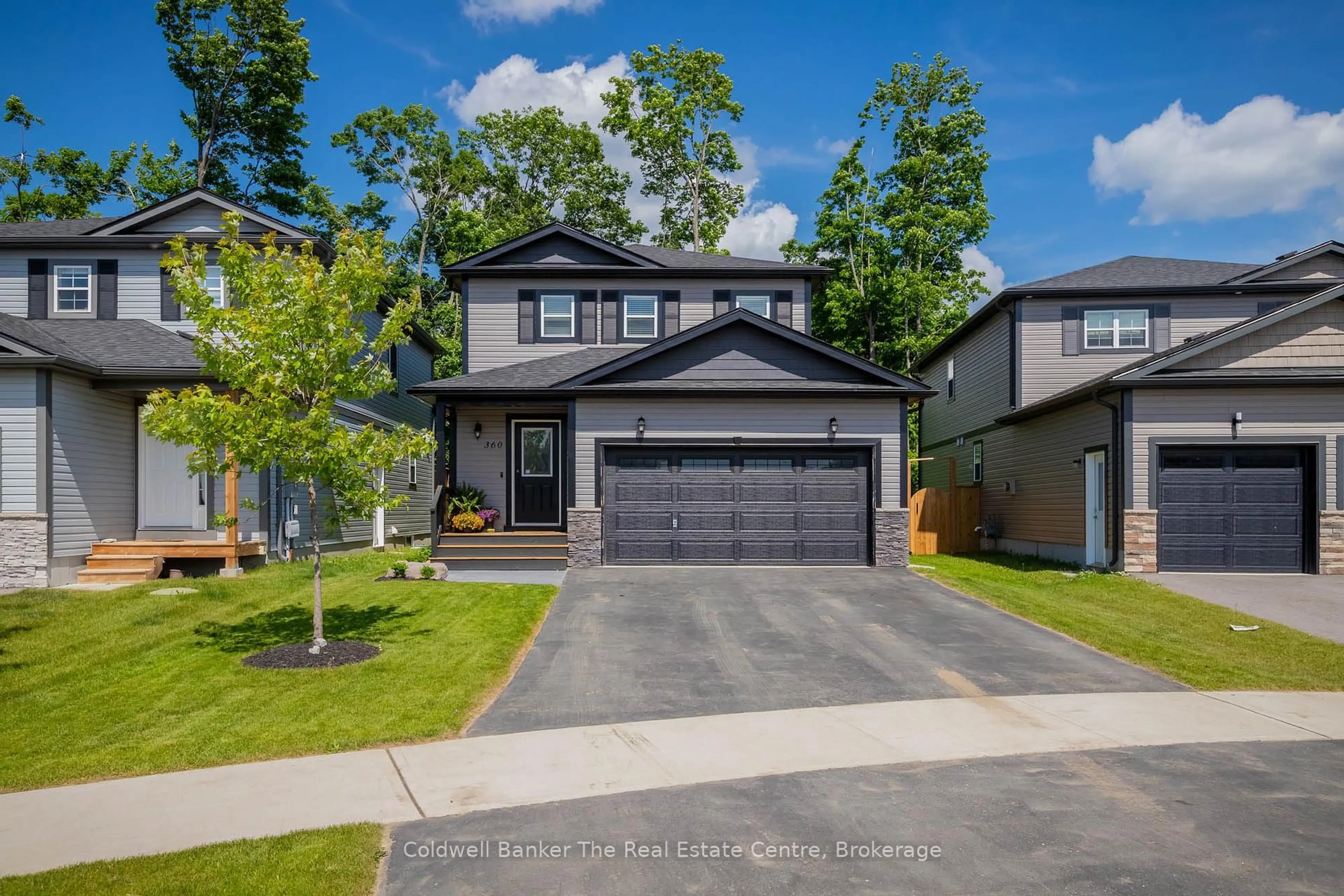 Home with vinyl exterior material, street for 360 Wild Rose Dr, Gravenhurst Ontario P1P 1A1