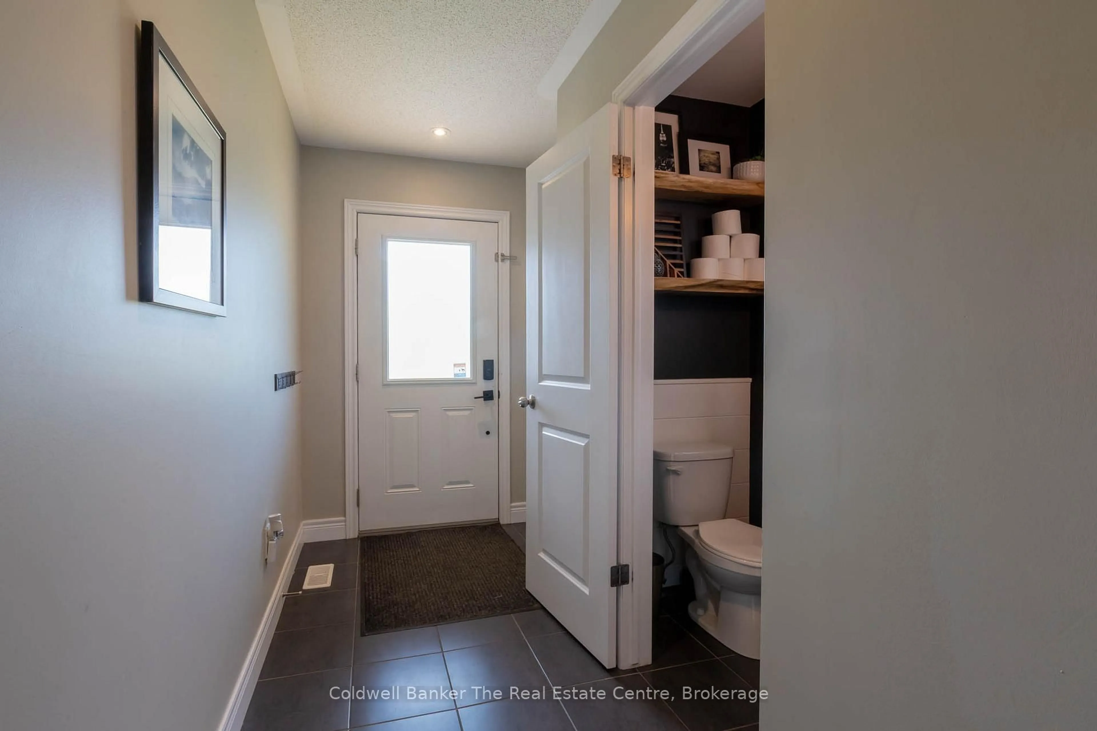 Indoor entryway for 360 Wild Rose Dr, Gravenhurst Ontario P1P 1A1