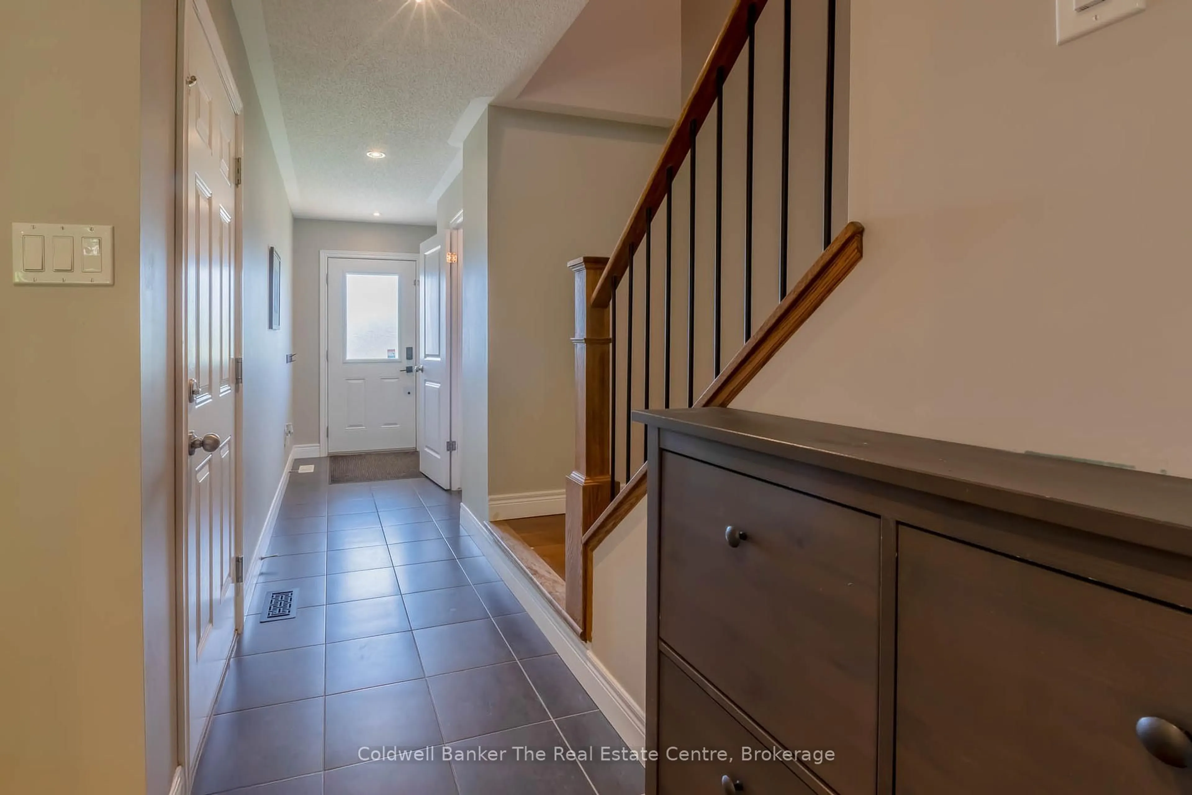 Indoor entryway for 360 Wild Rose Dr, Gravenhurst Ontario P1P 1A1