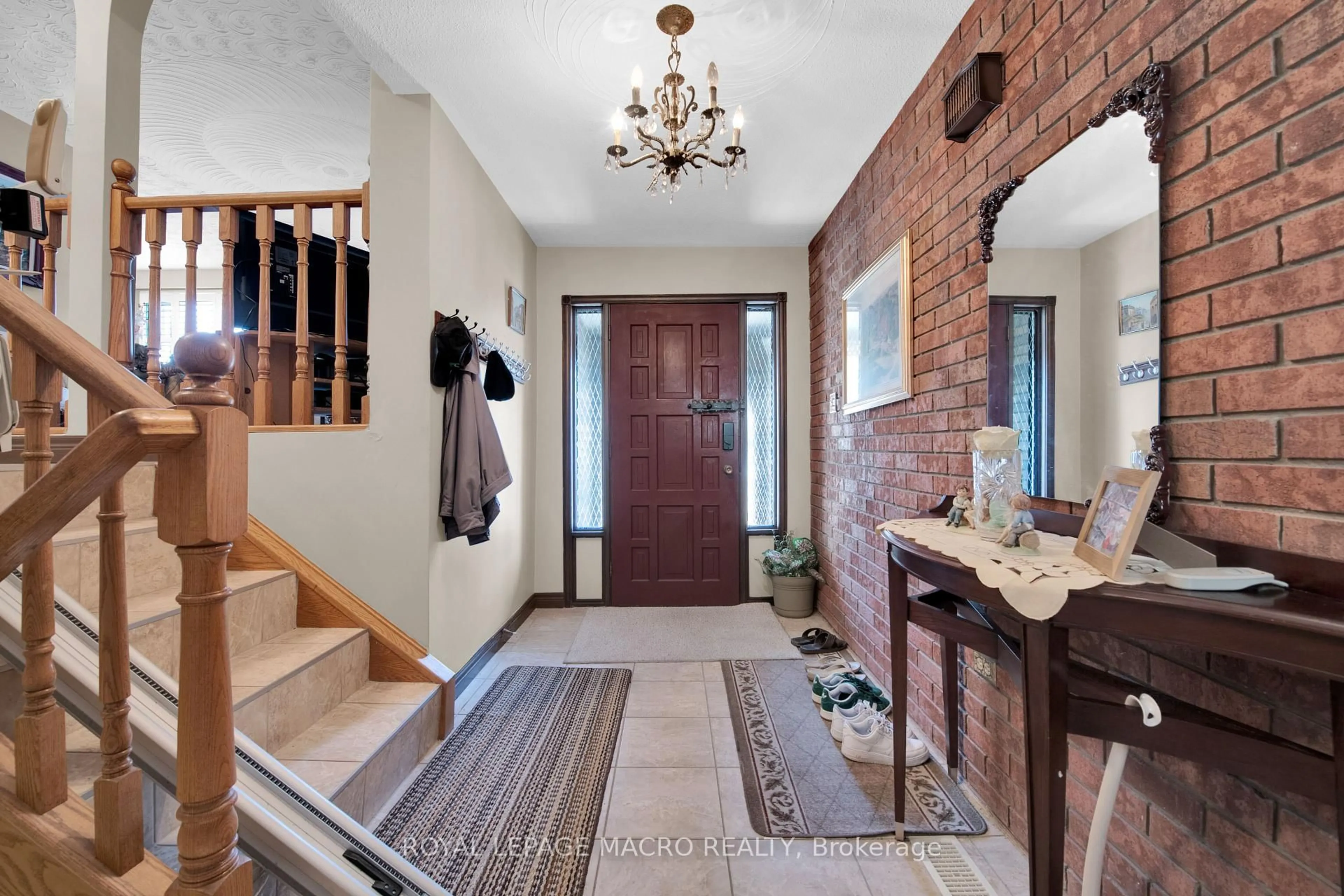 Indoor entryway for 18 Villa Crt, Hamilton Ontario L8W 1M2