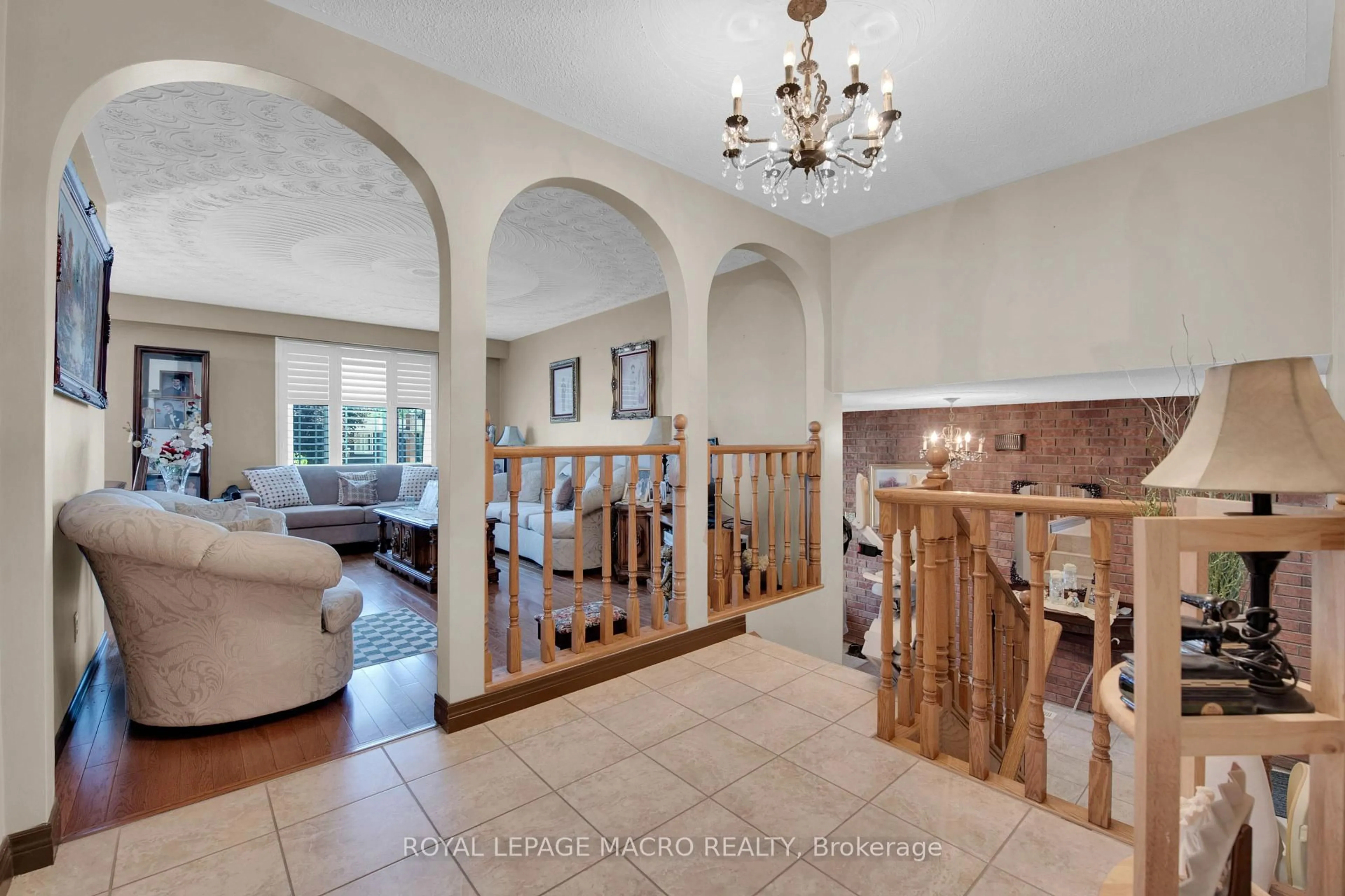 Indoor foyer for 18 Villa Crt, Hamilton Ontario L8W 1M2