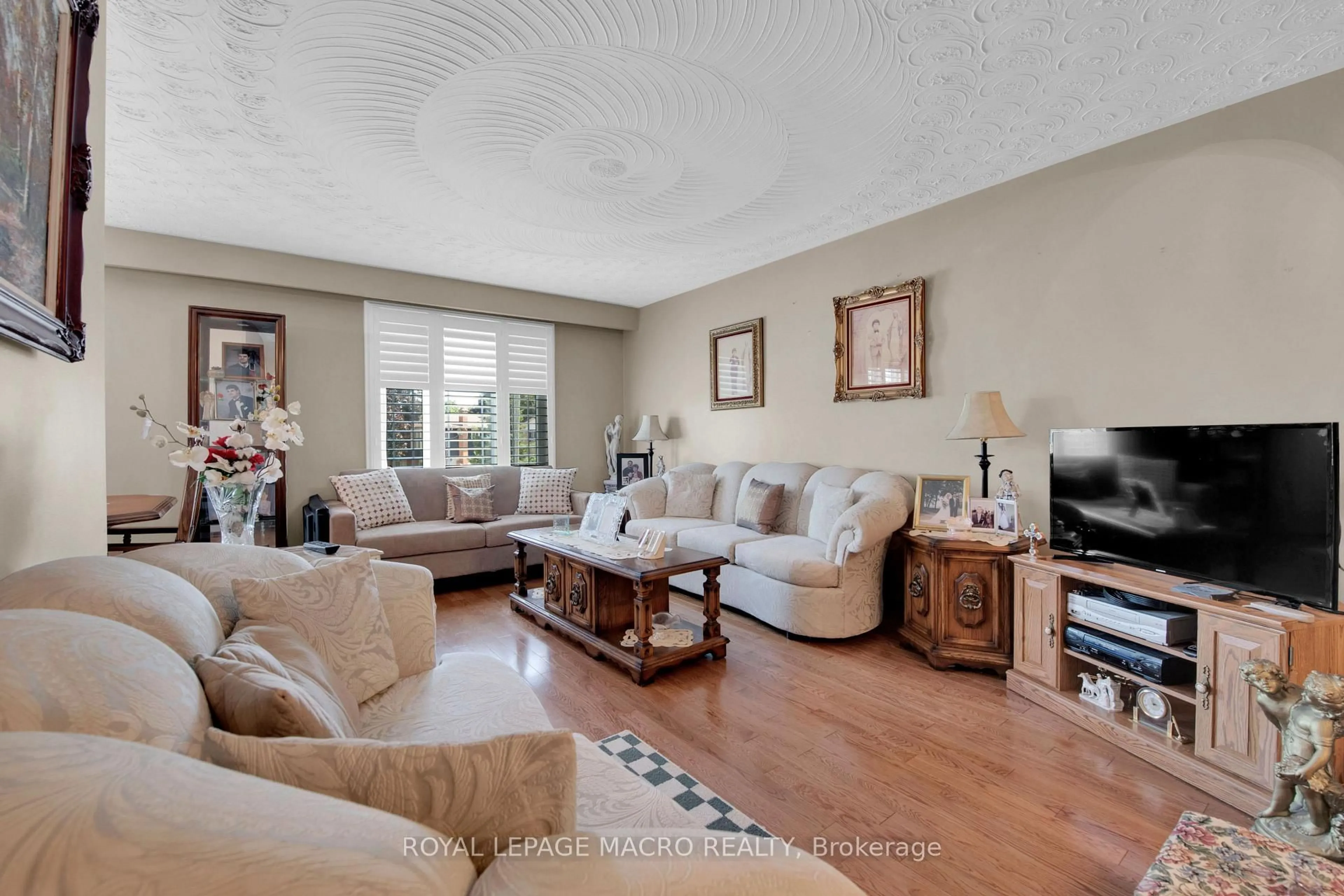 Living room with furniture, unknown for 18 Villa Crt, Hamilton Ontario L8W 1M2
