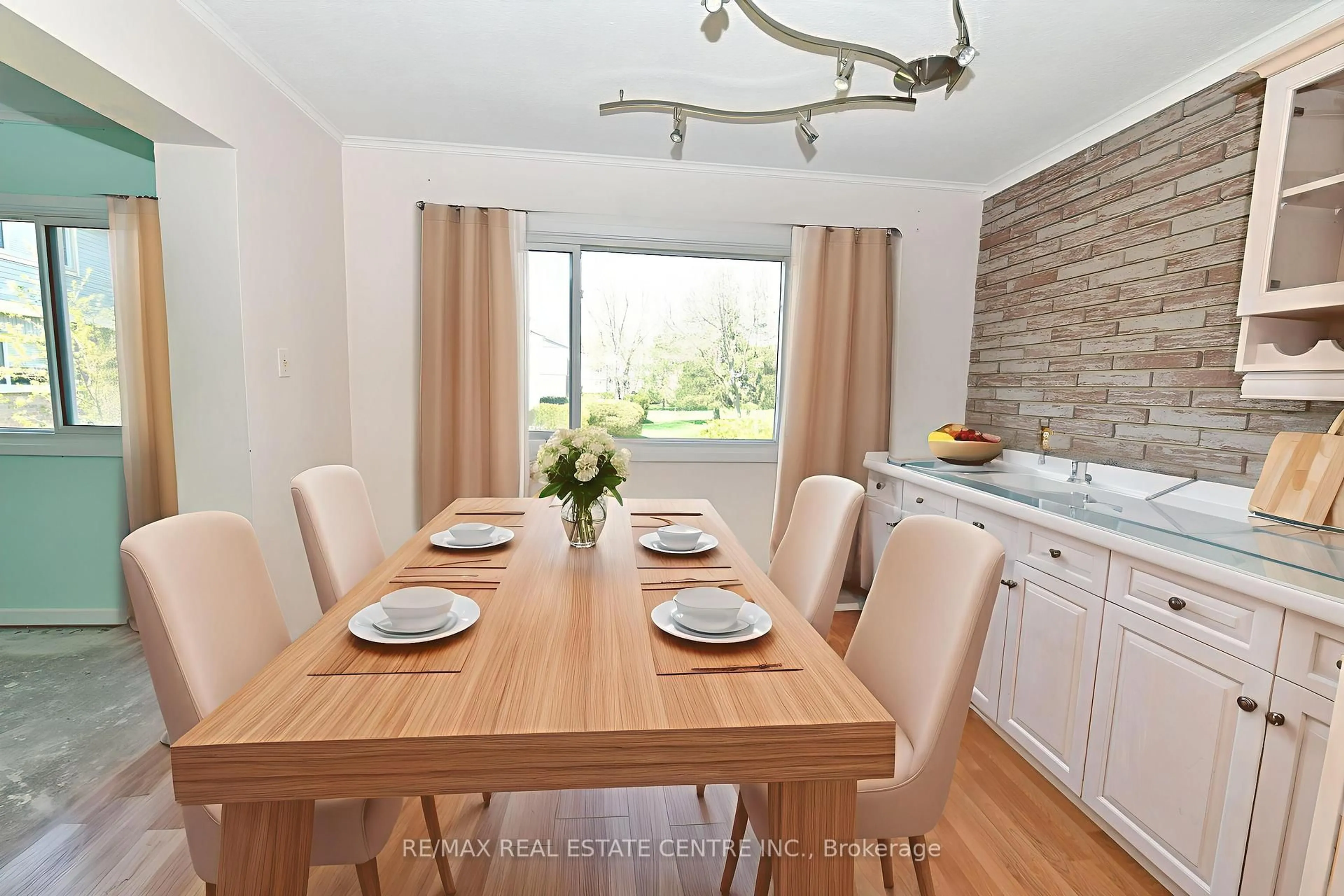 Dining room, wood/laminate floor for 30 Green Valley Dr #96, Kitchener Ontario N2P 1G8