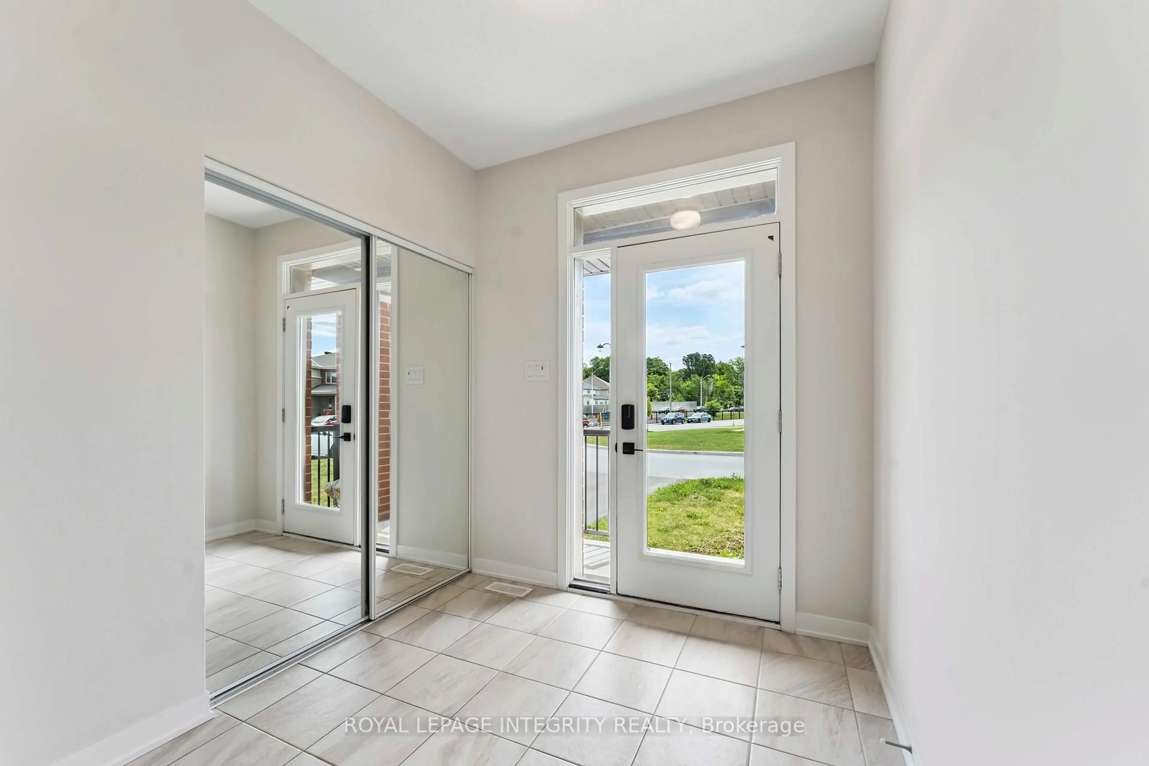 Indoor entryway for 227 Ormiston Cres, Ottawa Ontario K2J 7E3