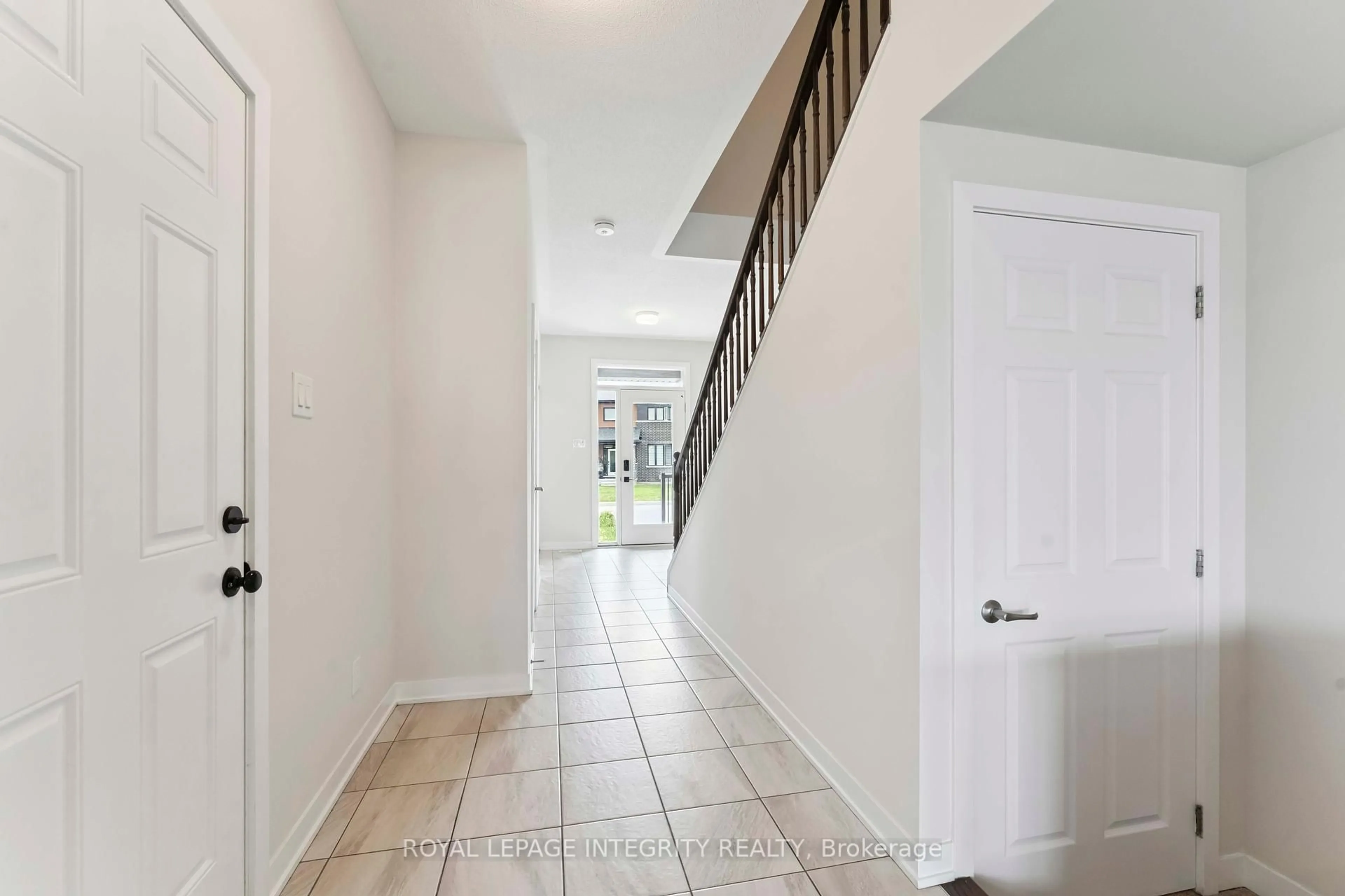 Indoor entryway for 227 Ormiston Cres, Ottawa Ontario K2J 7E3