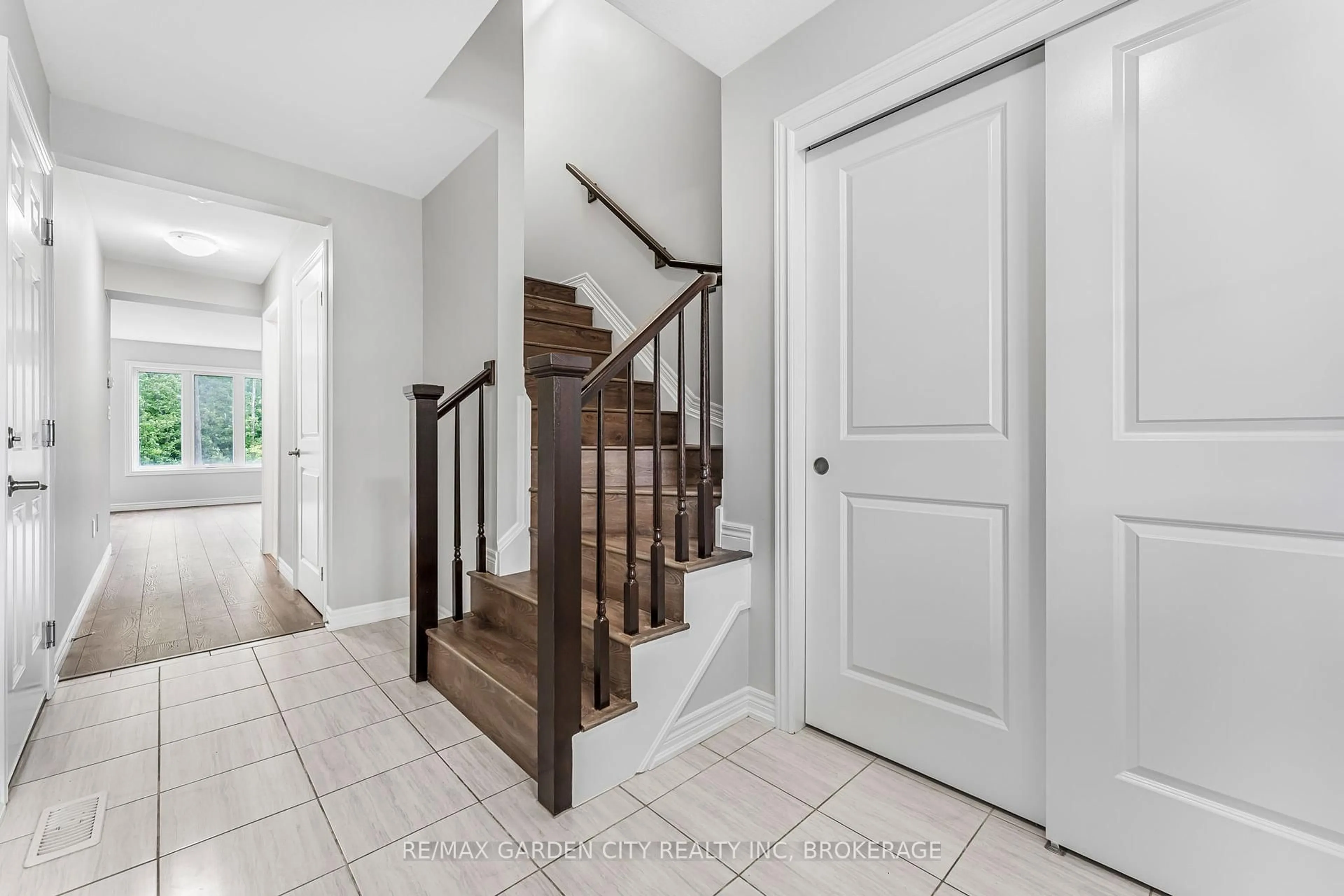 Indoor entryway for 340 Prospect Point Rd #4, Fort Erie Ontario L0S 1N0