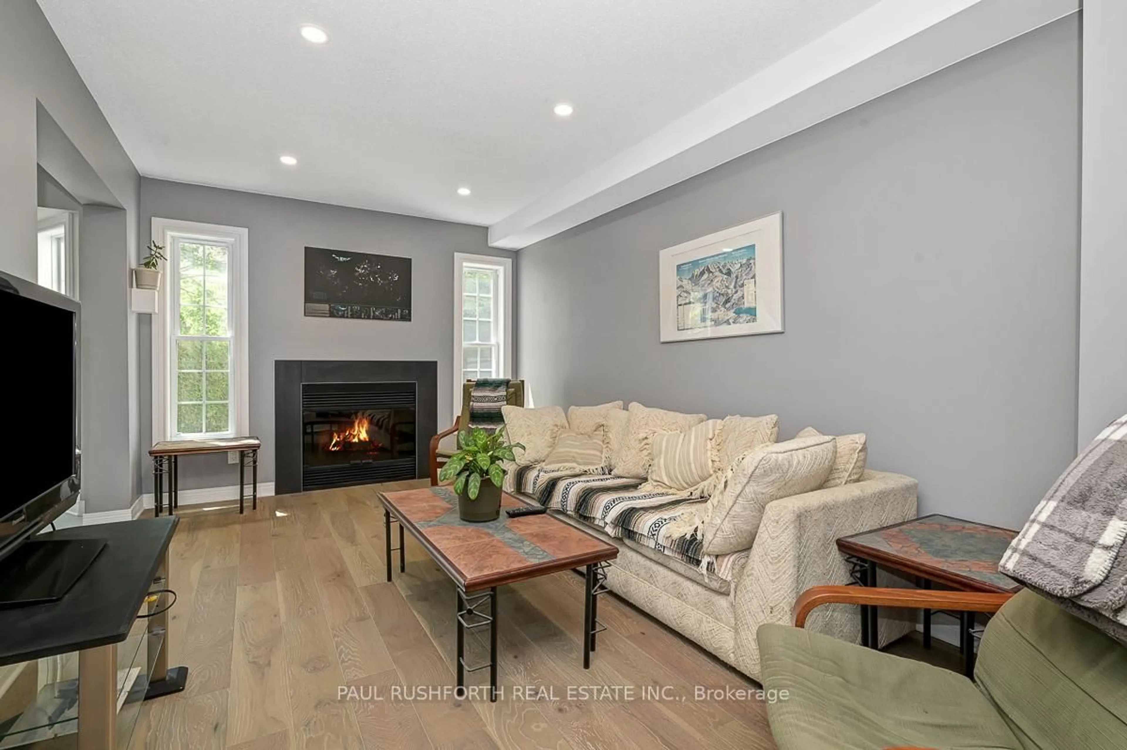 Living room with furniture, wood/laminate floor for 167 Bridlewood Dr, Ottawa Ontario K2M 2G6