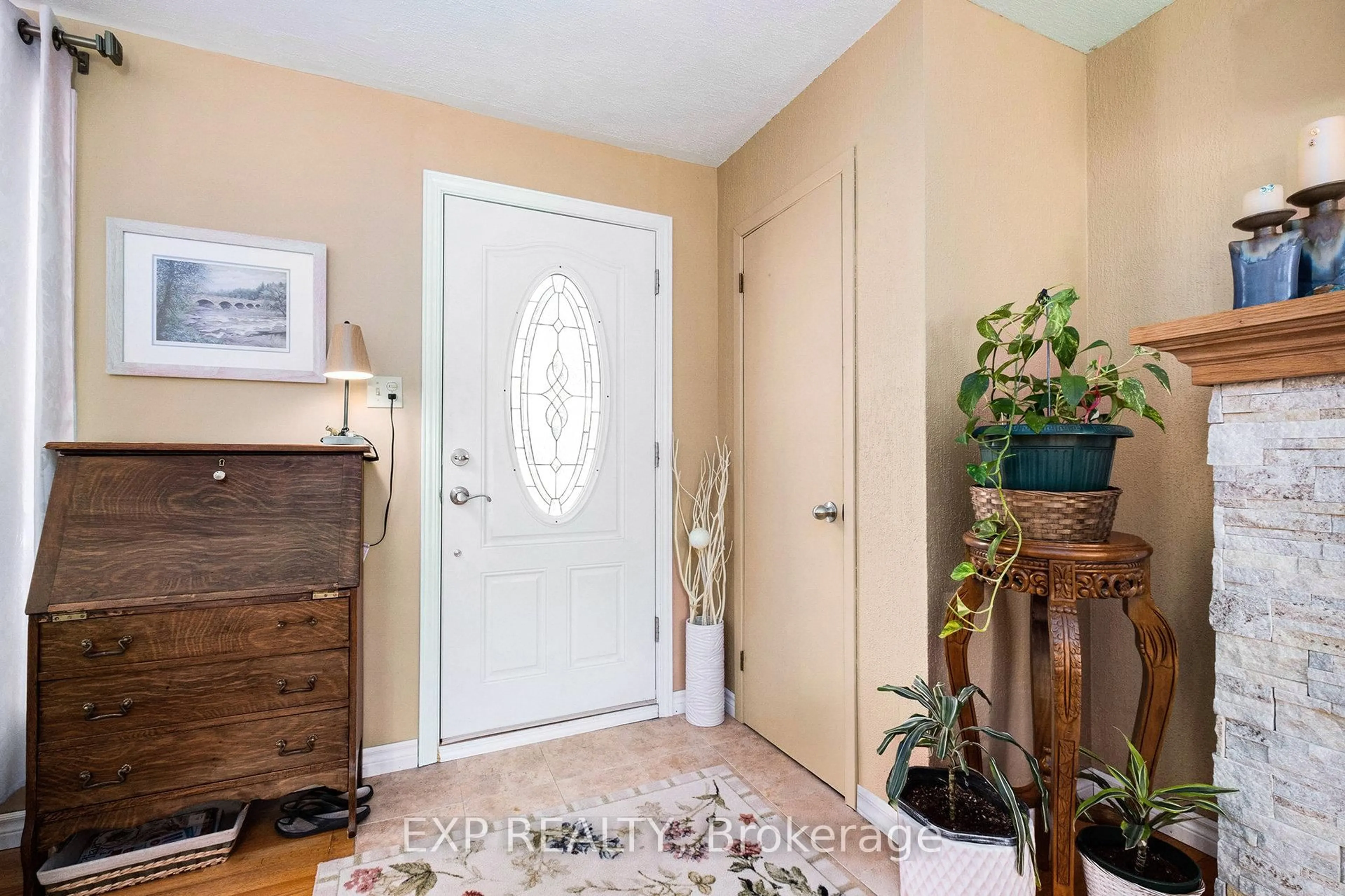 Indoor entryway for 277 Allbirch Rd, Ottawa Ontario K0A 3M0