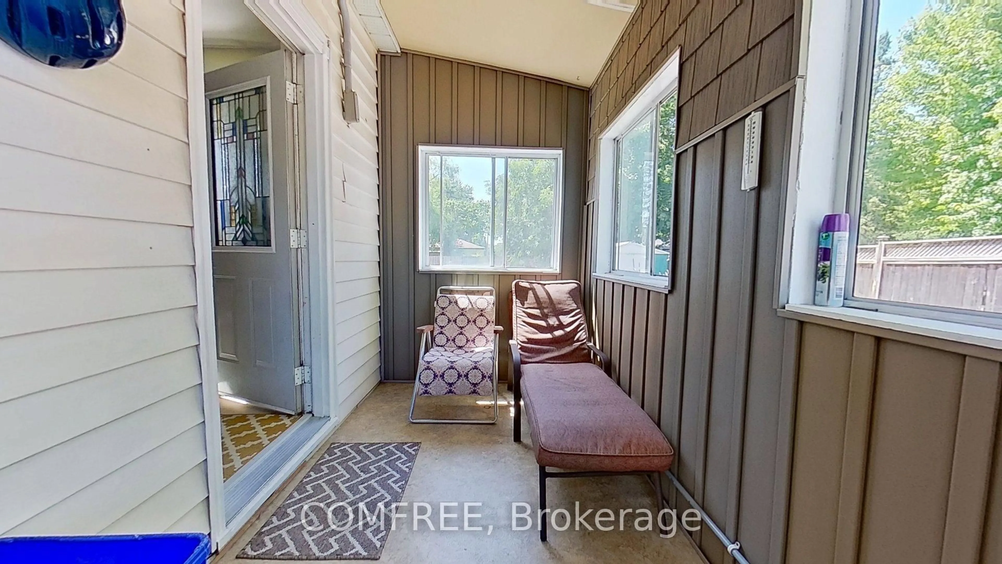 Indoor entryway for 110 Gilbert St, Belleville Ontario K8P 3H2