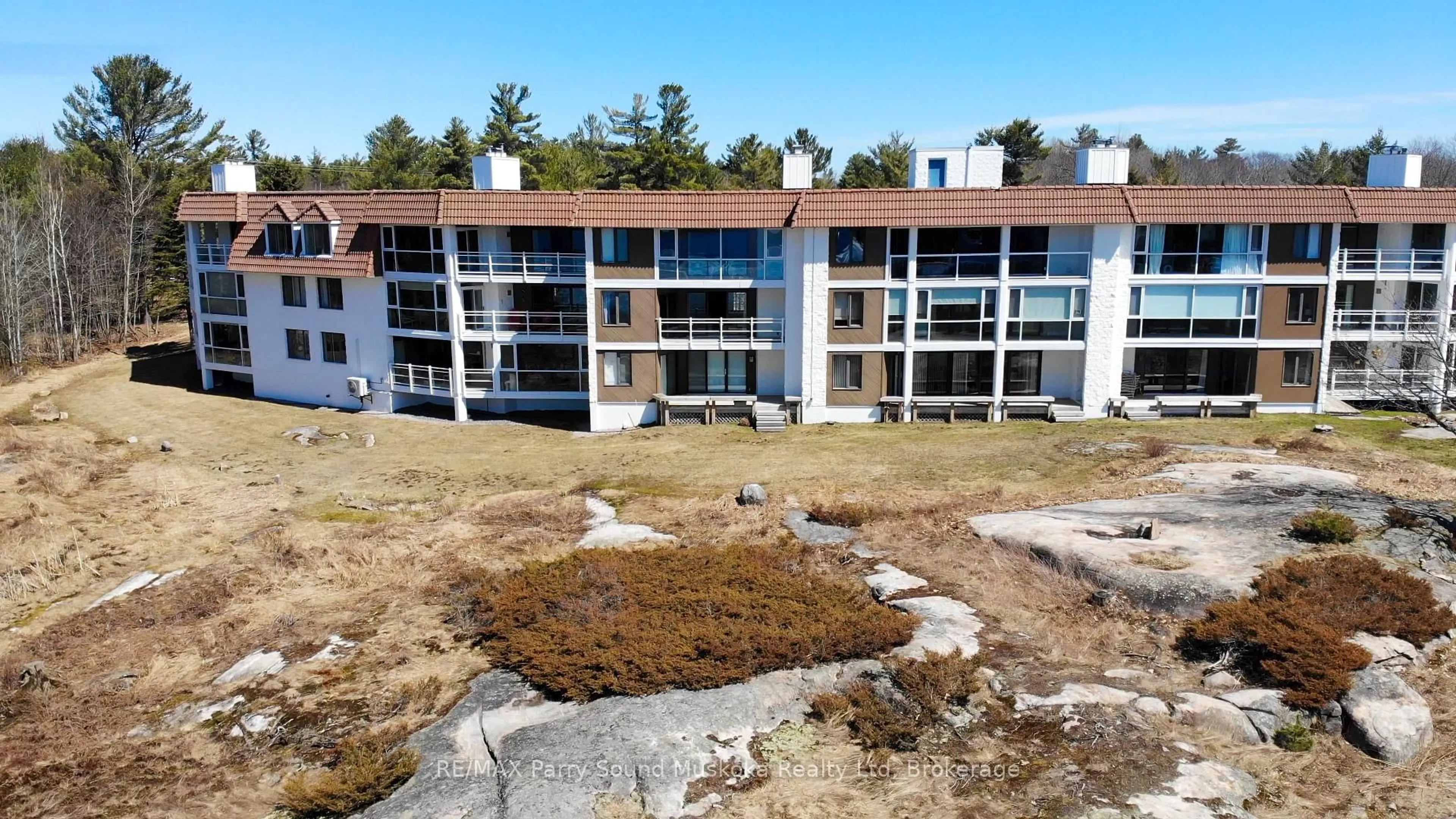 A pic from outside/outdoor area/front of a property/back of a property/a pic from drone, building for 20 RYDER Dr #2C, McDougall Ontario P2A 2W9