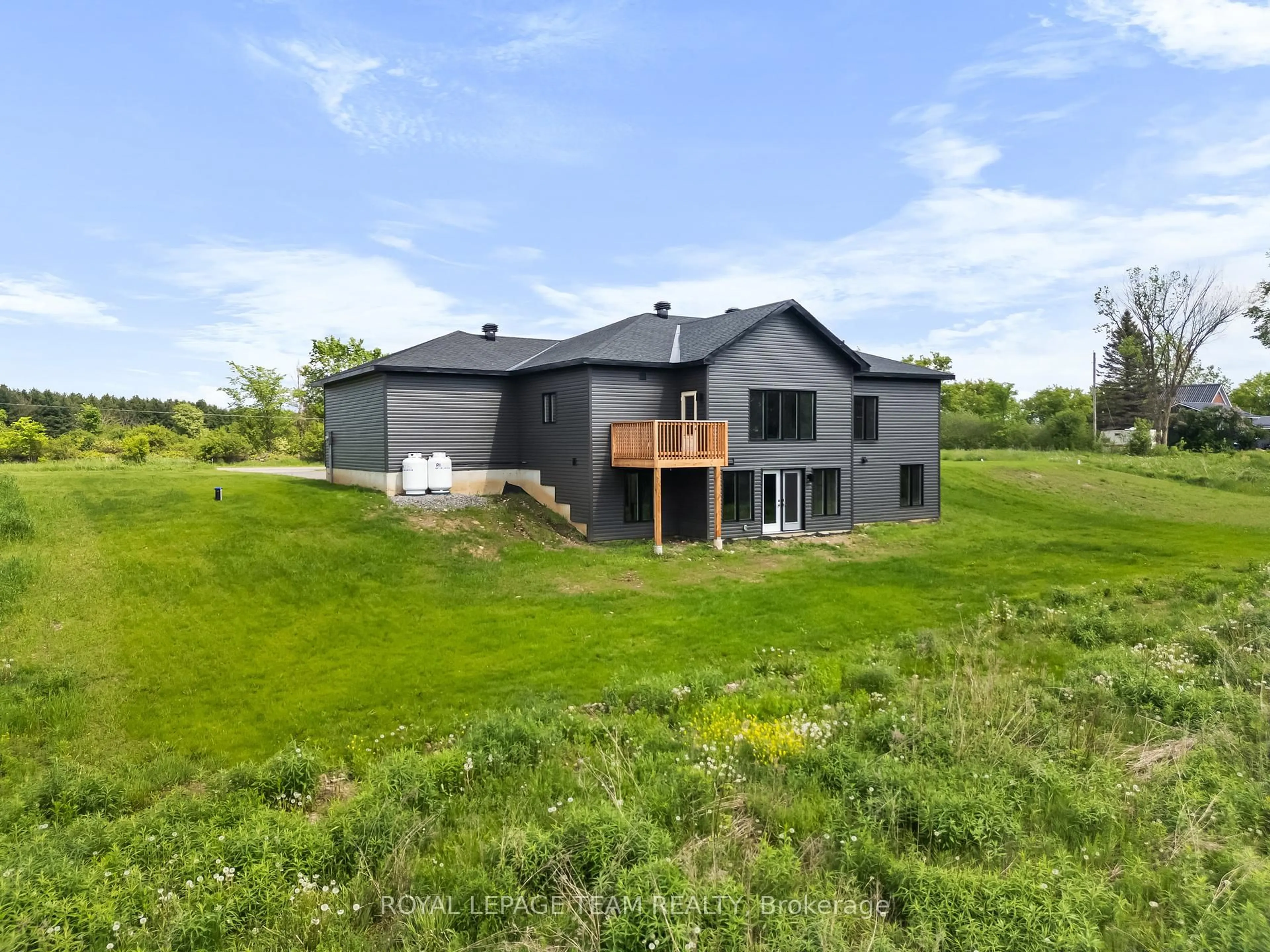 A pic from outside/outdoor area/front of a property/back of a property/a pic from drone, building for 465 Pioneer Rd, Merrickville-Wolford Ontario K0G 1N0