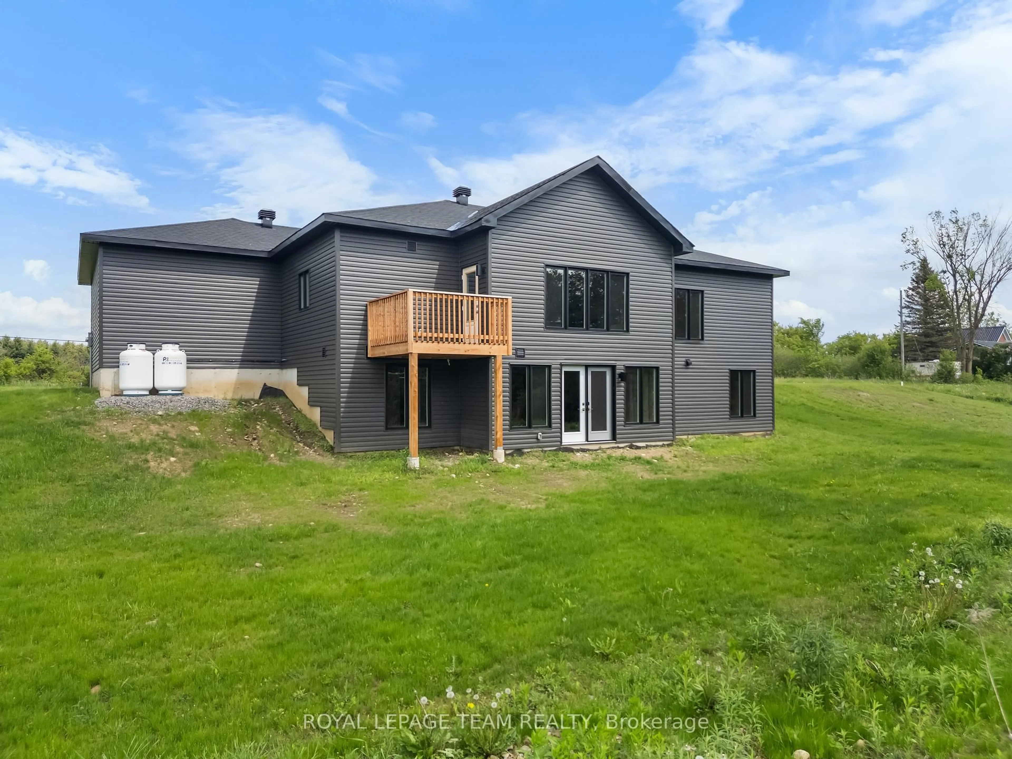 A pic from outside/outdoor area/front of a property/back of a property/a pic from drone, building for 465 Pioneer Rd, Merrickville-Wolford Ontario K0G 1N0