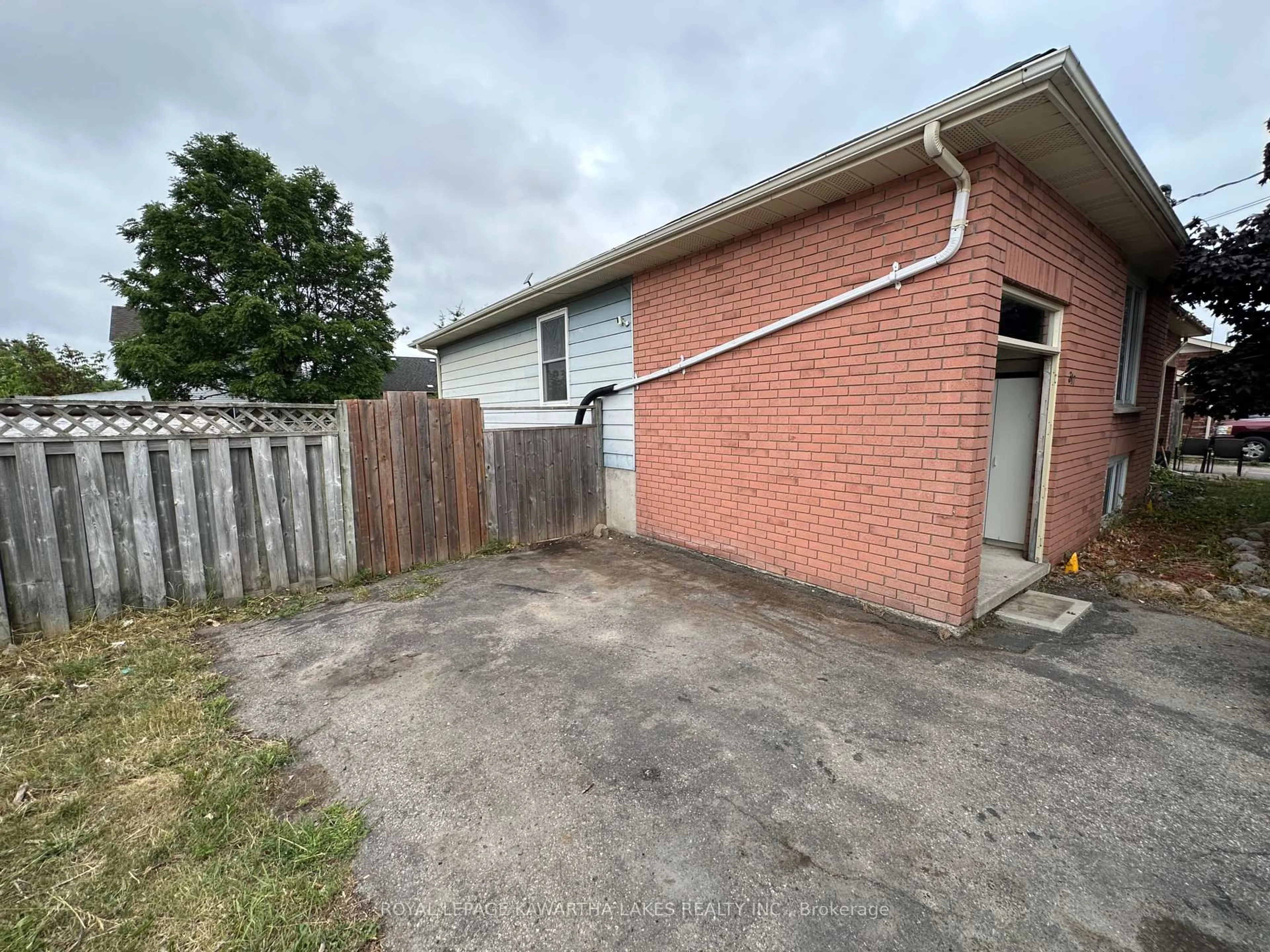 A pic from outside/outdoor area/front of a property/back of a property/a pic from drone, street for 317 William St, Kawartha Lakes Ontario K9V 6A6