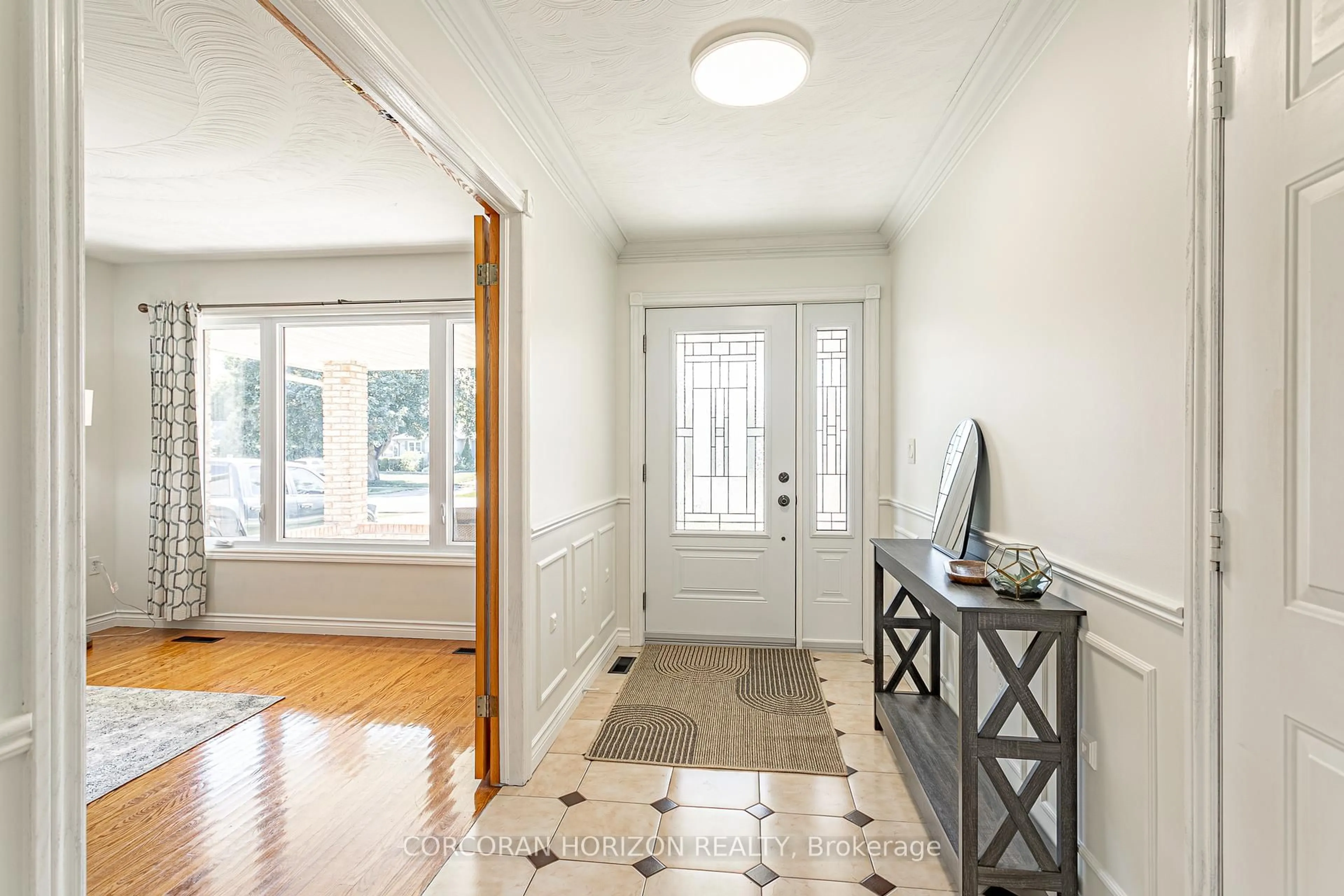 Indoor entryway for 982 DEARNESS Dr, London South Ontario N6E 1N7