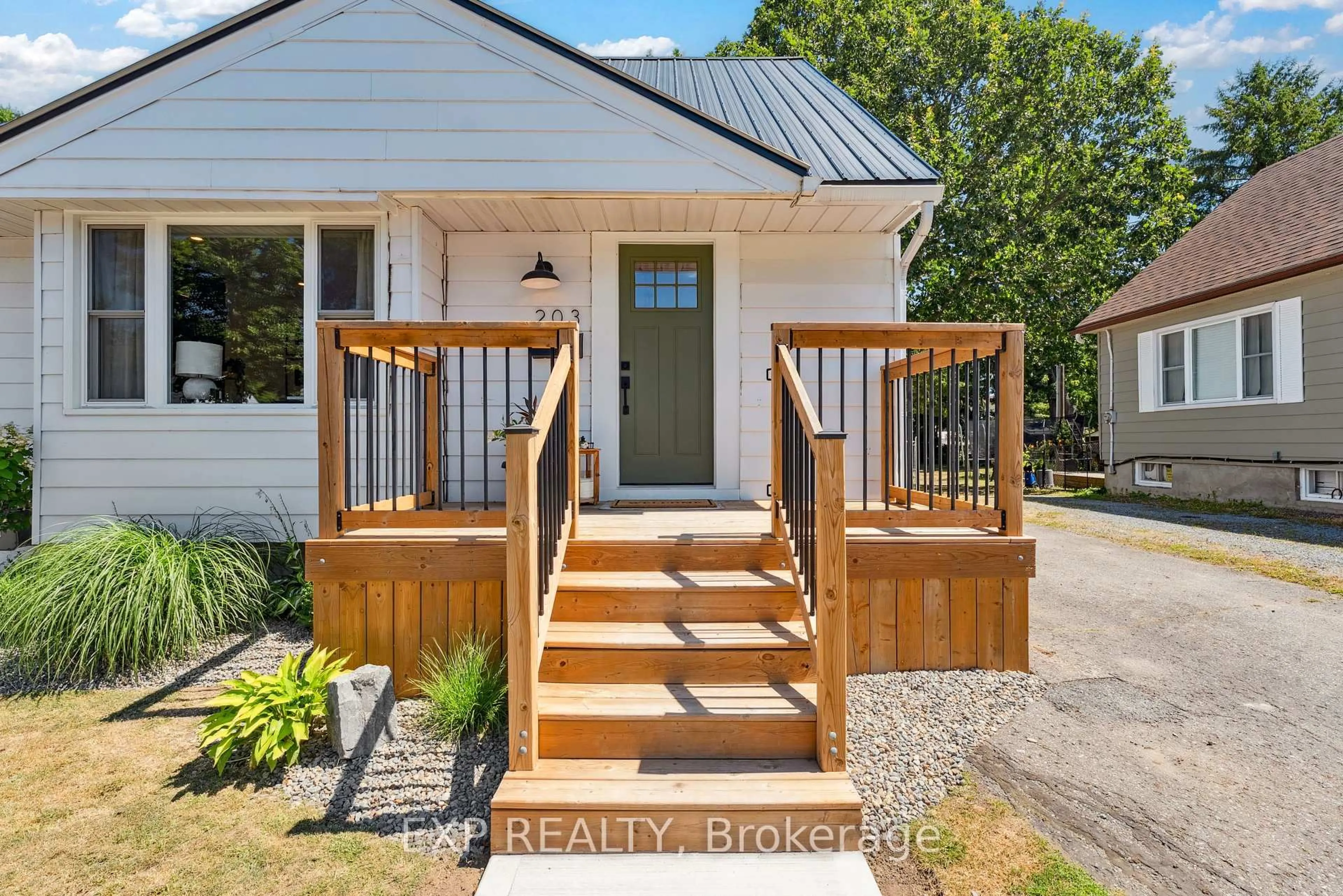 Indoor entryway for 203 Simcoe St, Greater Napanee Ontario K7R 2X9
