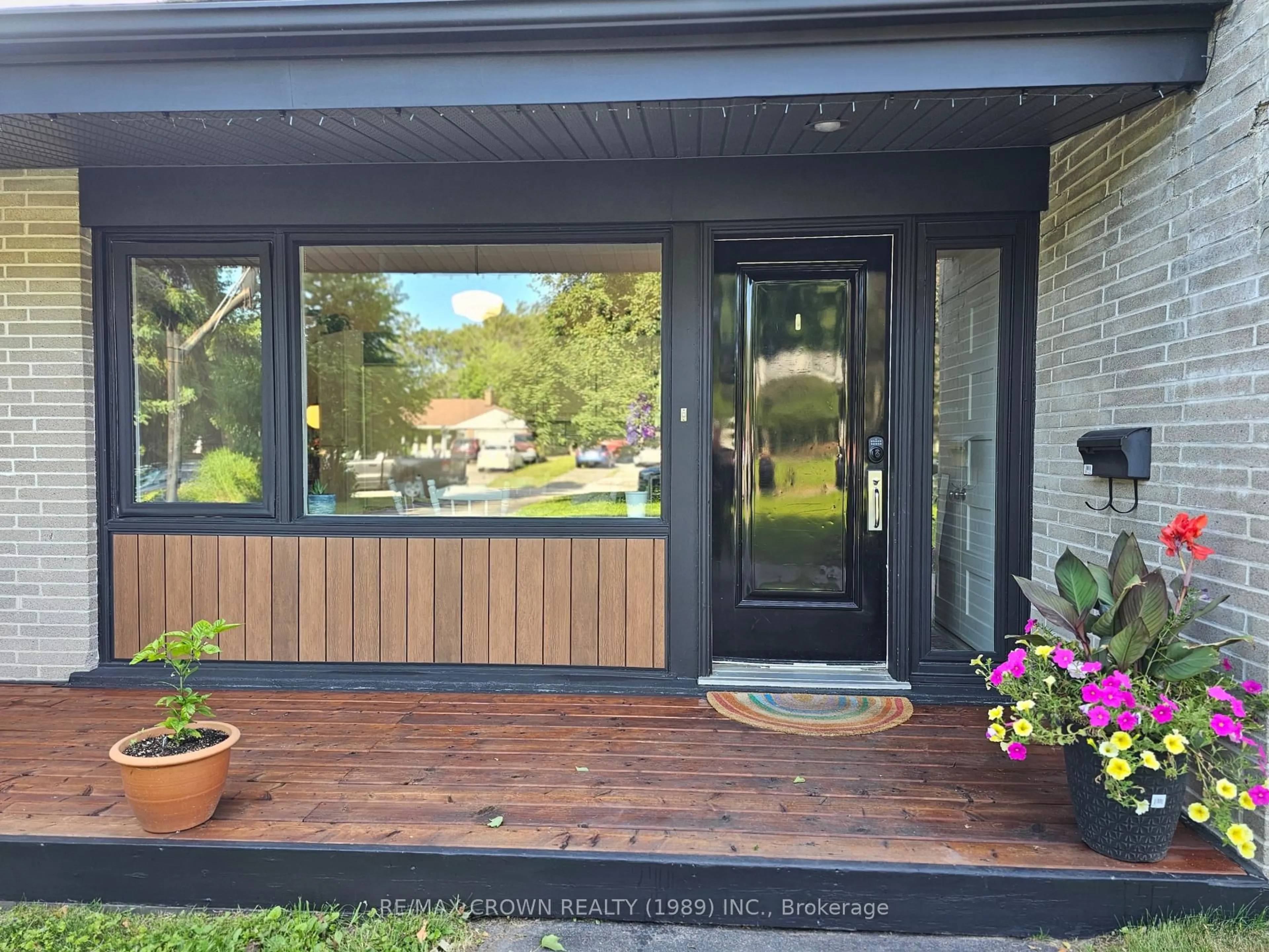 Indoor entryway for 630 Baywood Rd, North Bay Ontario P1B 4T1